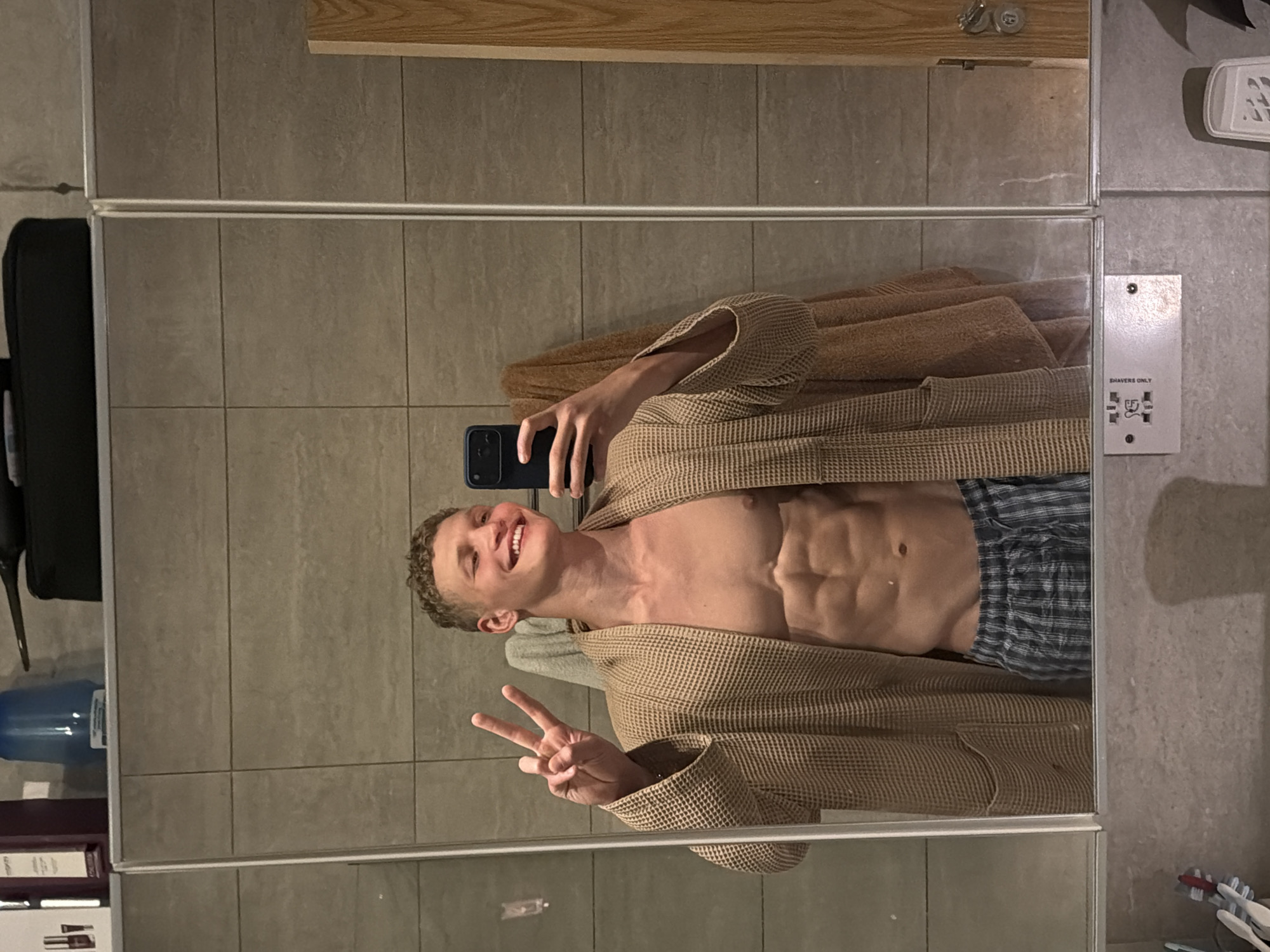 Person takes bathroom selfies, visits gelato shop in London