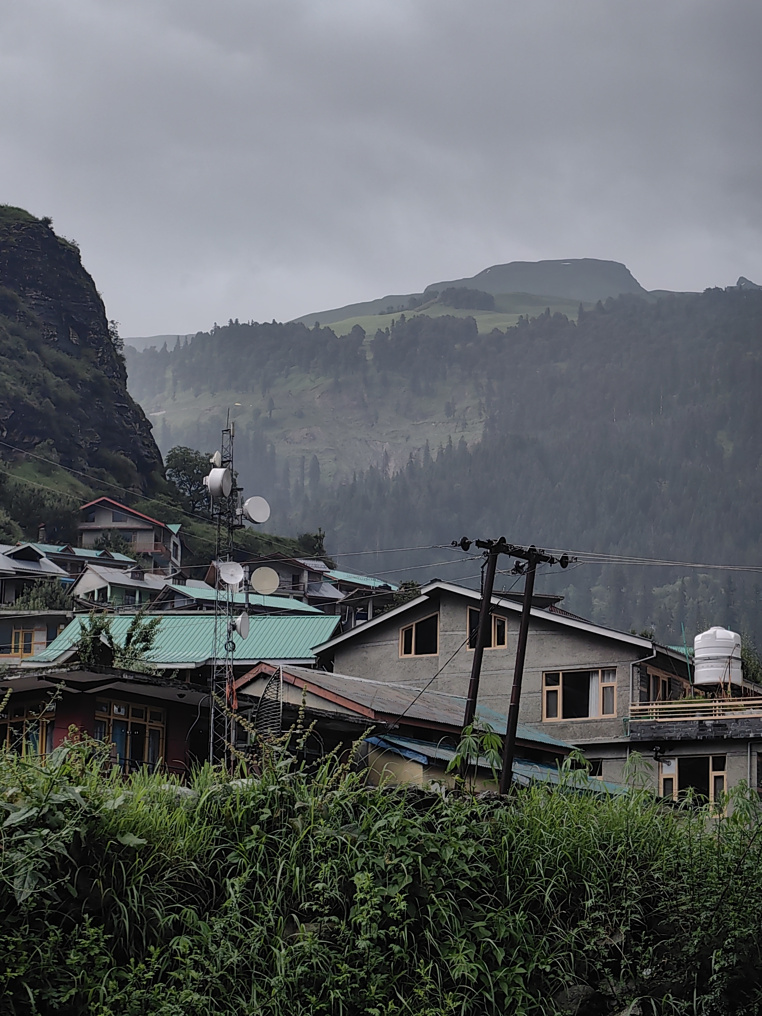 Rainy afternoon scenes along a misty Kulang mountain valley