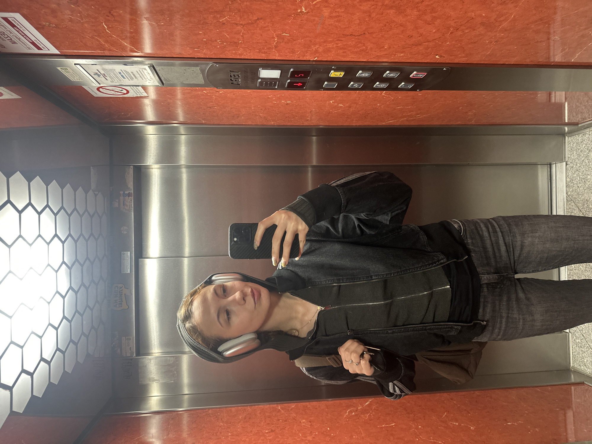 Woman documents elevator-to-street journey in Novi Sad selfies