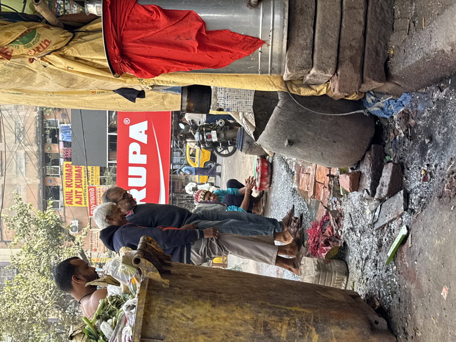 Early morning street life and jewelry work documented in Kolkata