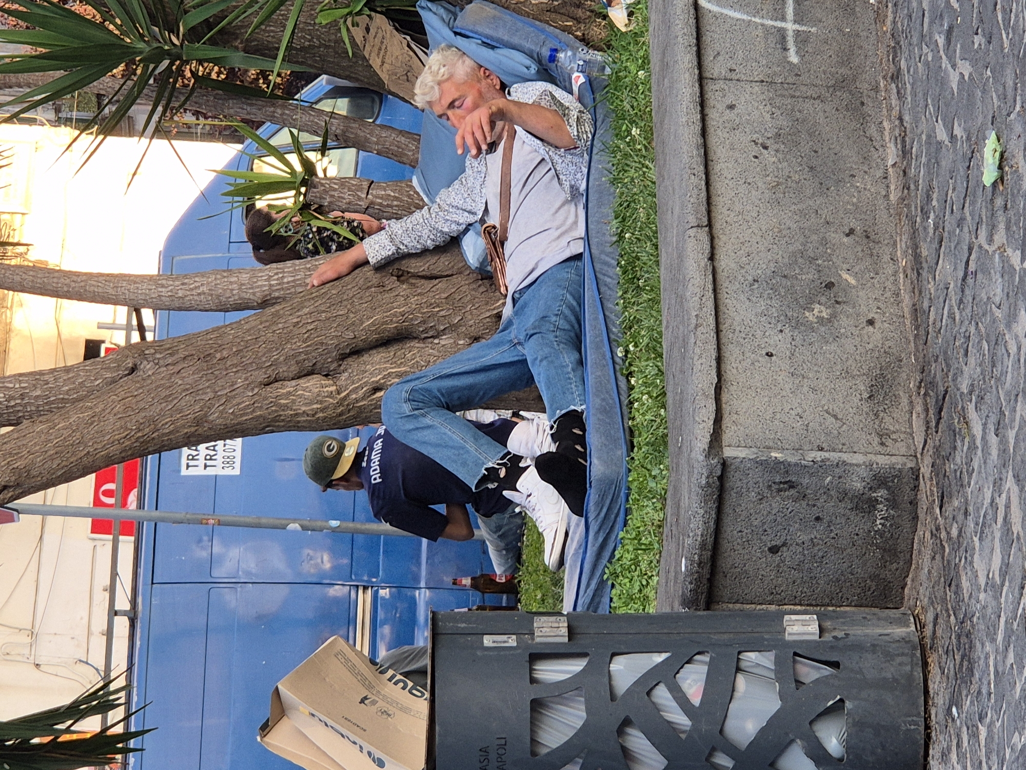 Quiet afternoon downtime across central Naples streets