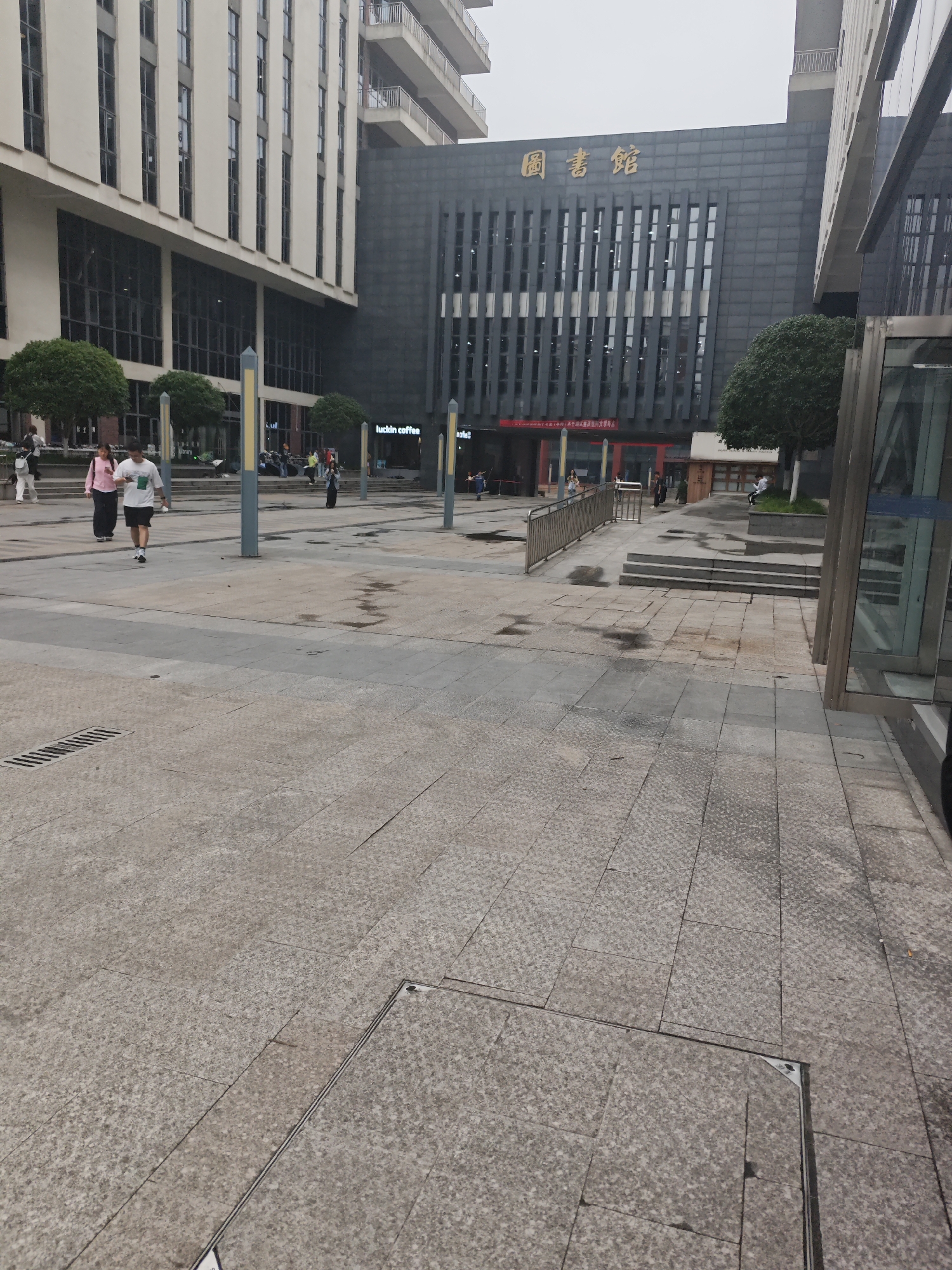 Witness documents everyday urban scenes in Chongqing High-tech Zone