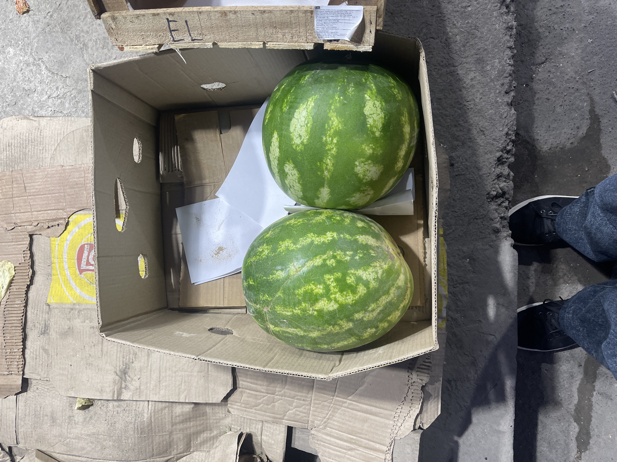 Quick Moscow grocery run with snacks, drinks, and street-level details