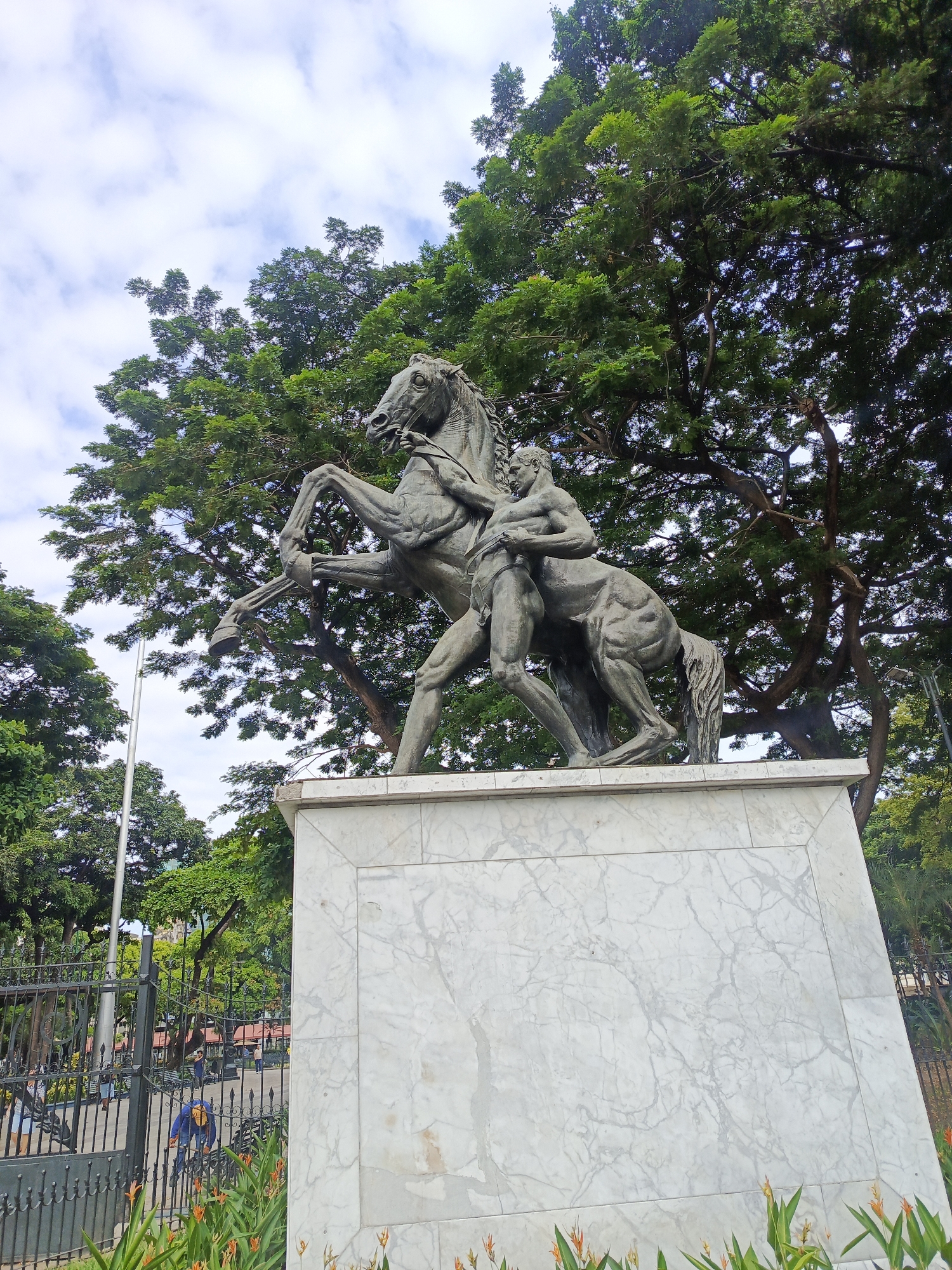 Witness documents Guayaquil's historic parks and monuments during afternoon walk
