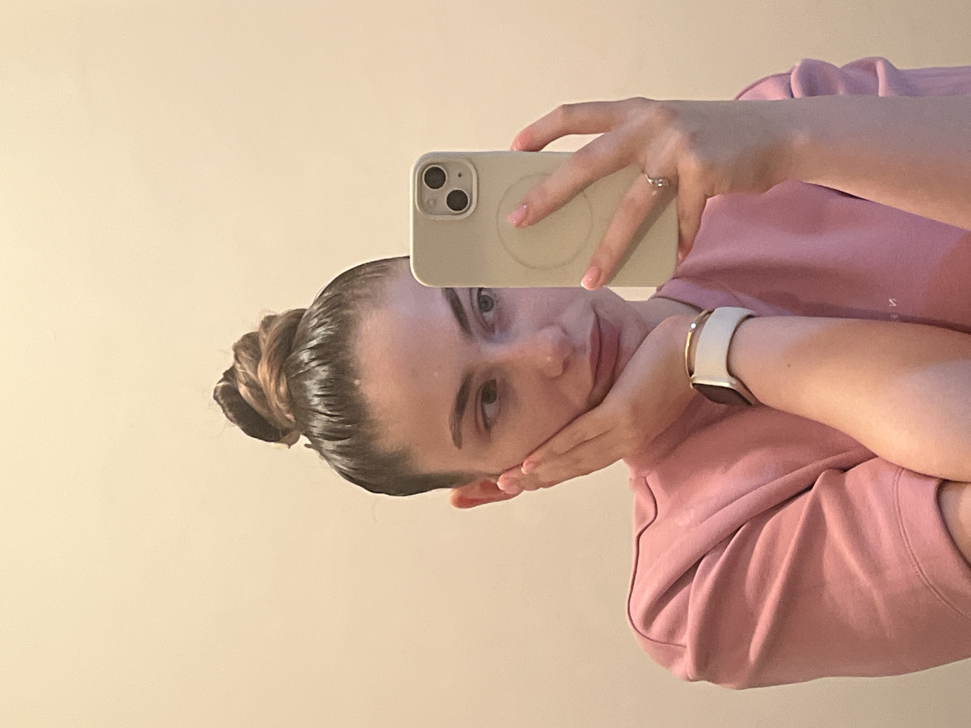Woman documents evening routine through selfies and meal photos