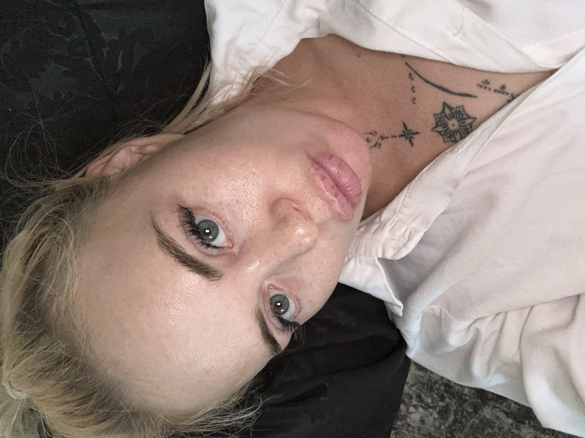 Blonde woman's selfie documented by multiple independent witnesses