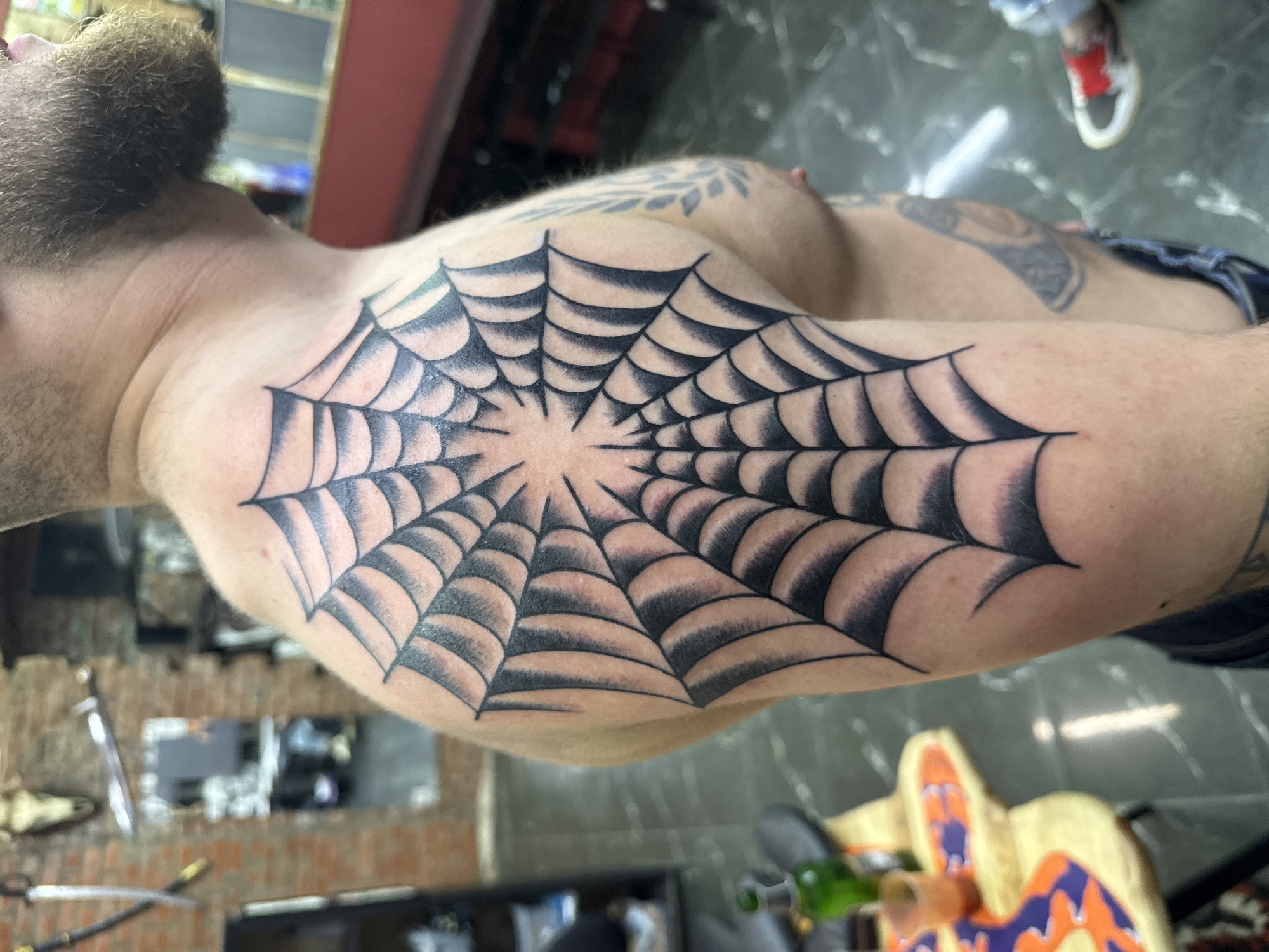 Tattooed man spotted indoors in Moscow