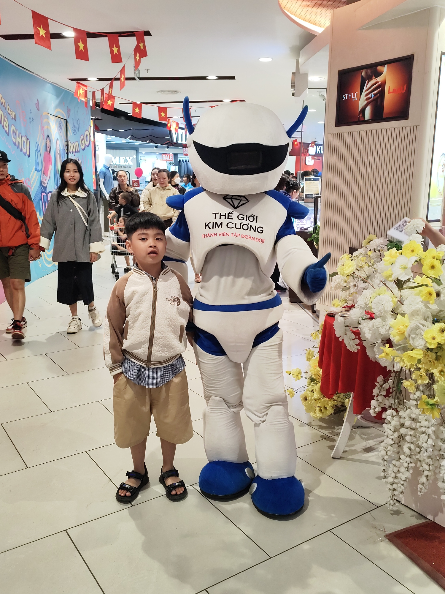 Robot mascot interacts with child at Da Lat mall