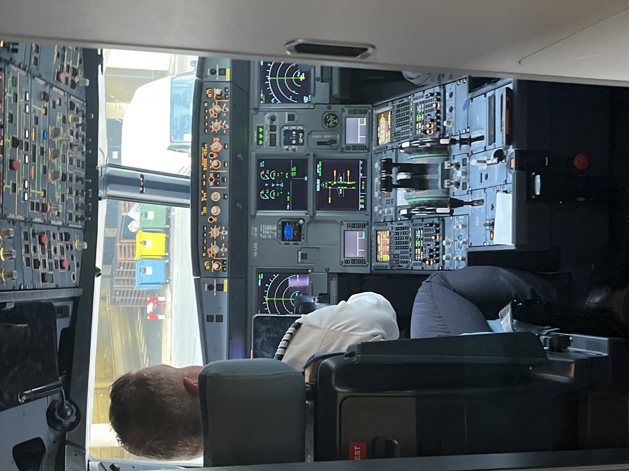 Pilot observed in active A320 cockpit at Barcelona airport