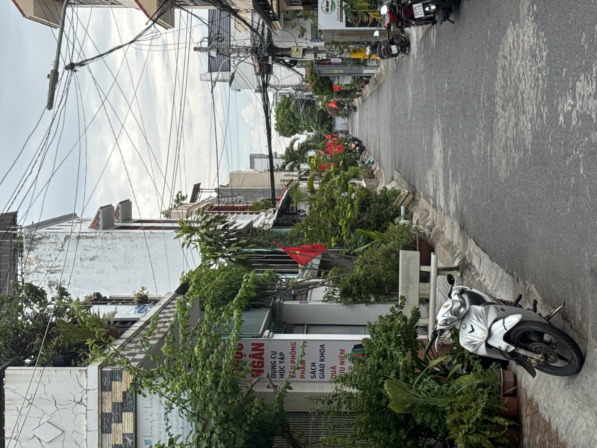 Street life and market stalls on a quiet Phú Thủy morning