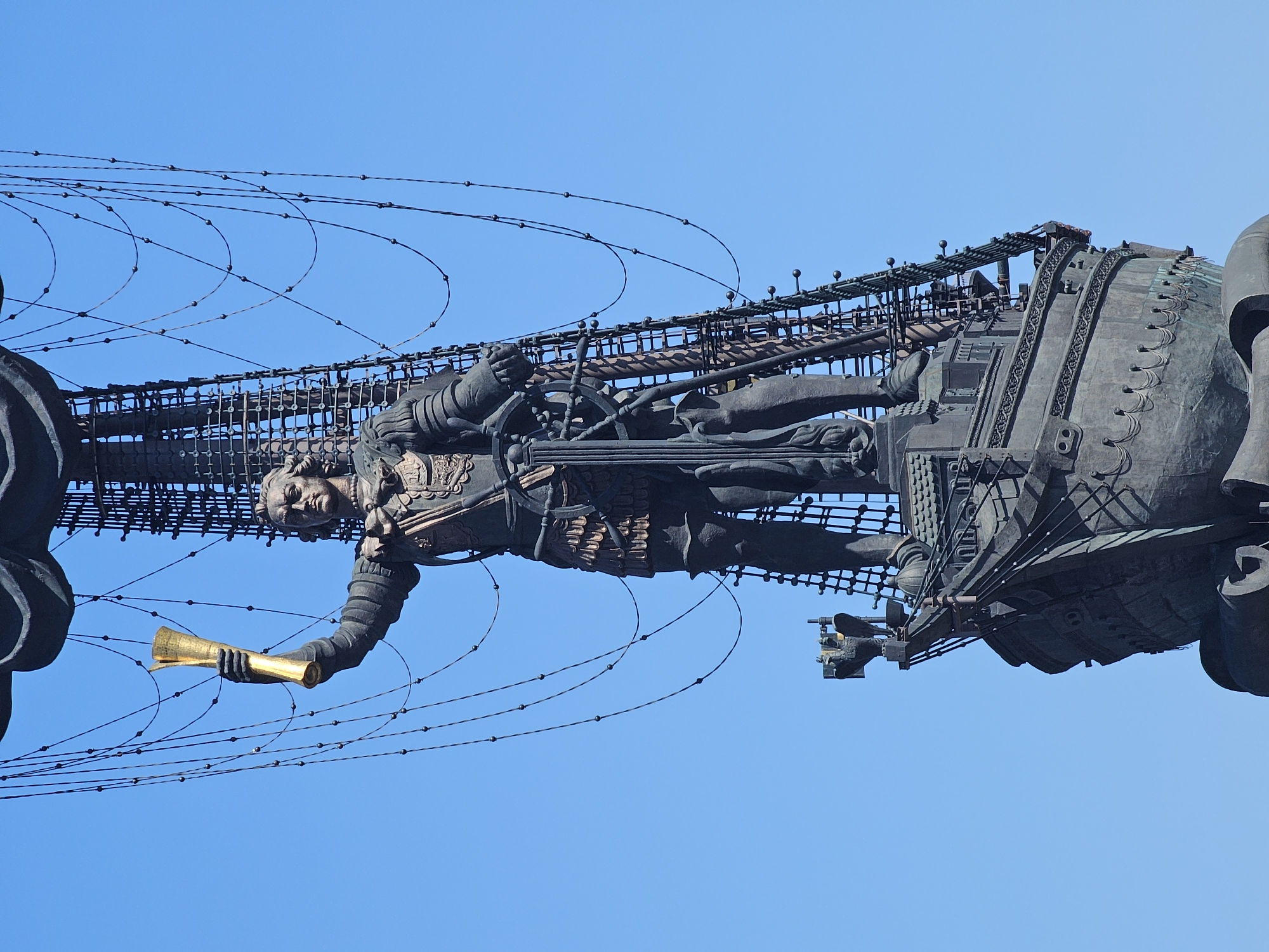 Urban moments: Moscow statue, subway violinist, train car celebration