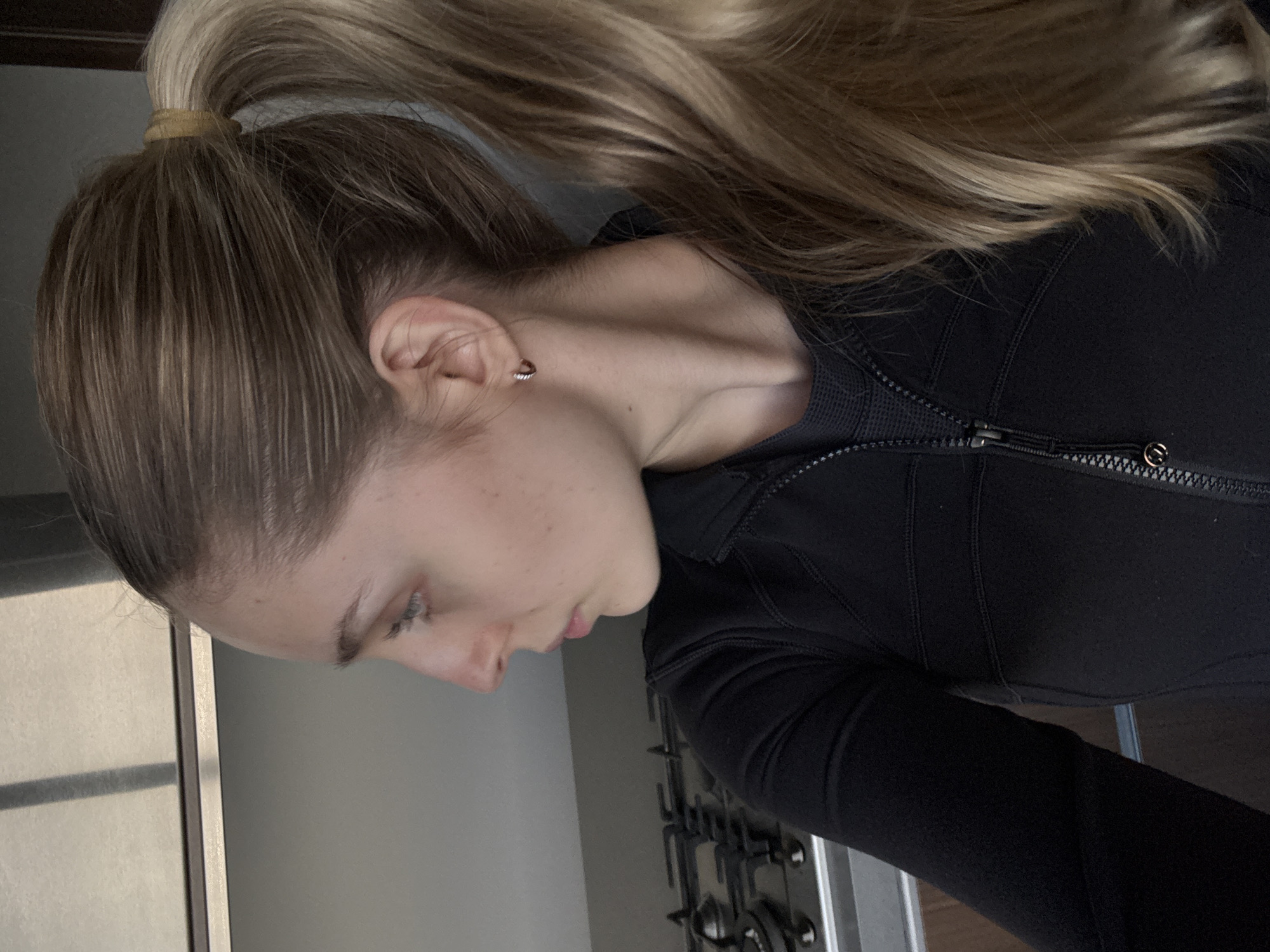 Woman documents evening routine through selfies in Mexico City