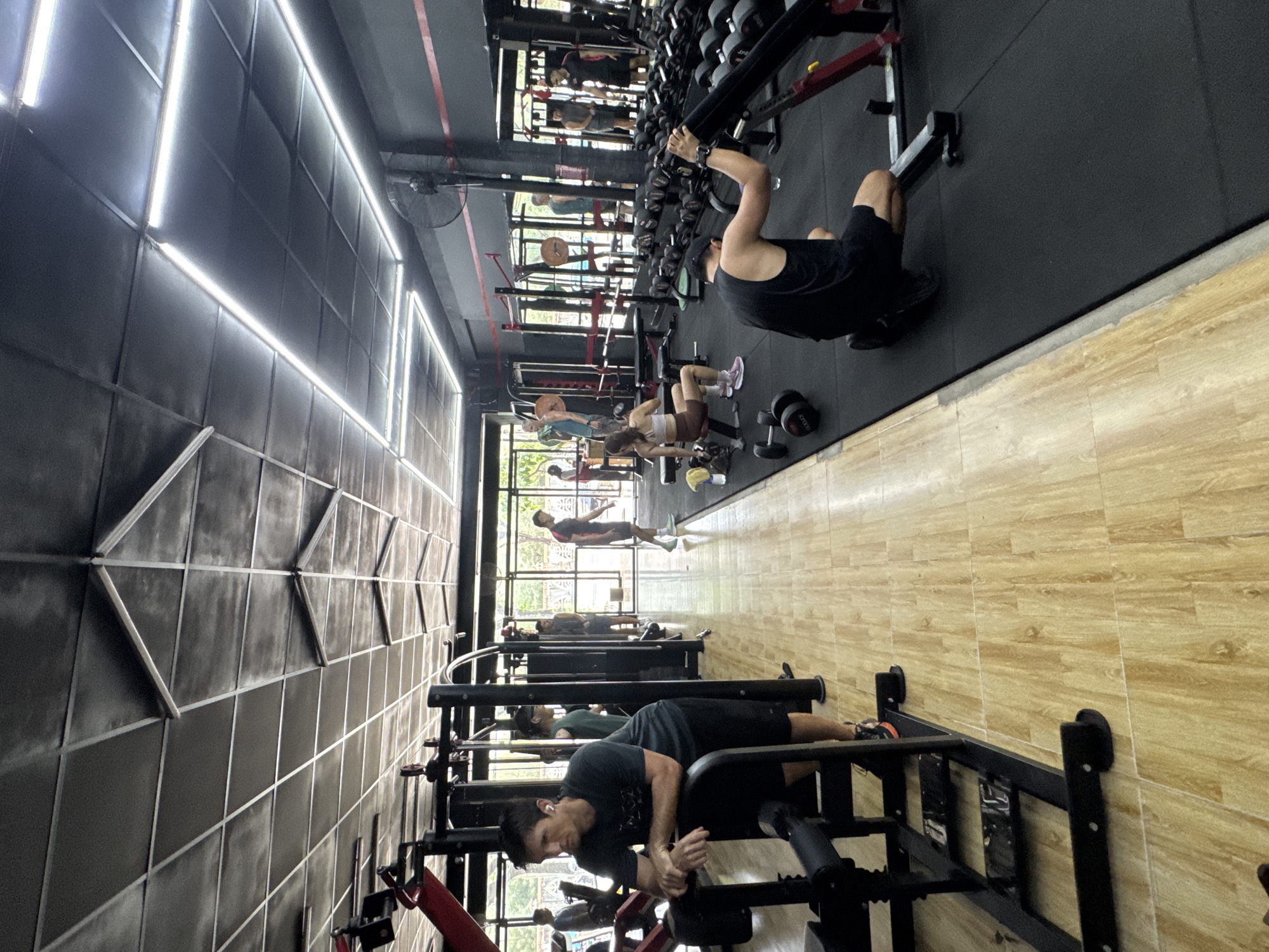 Early morning workout session at Đà Nẵng gym