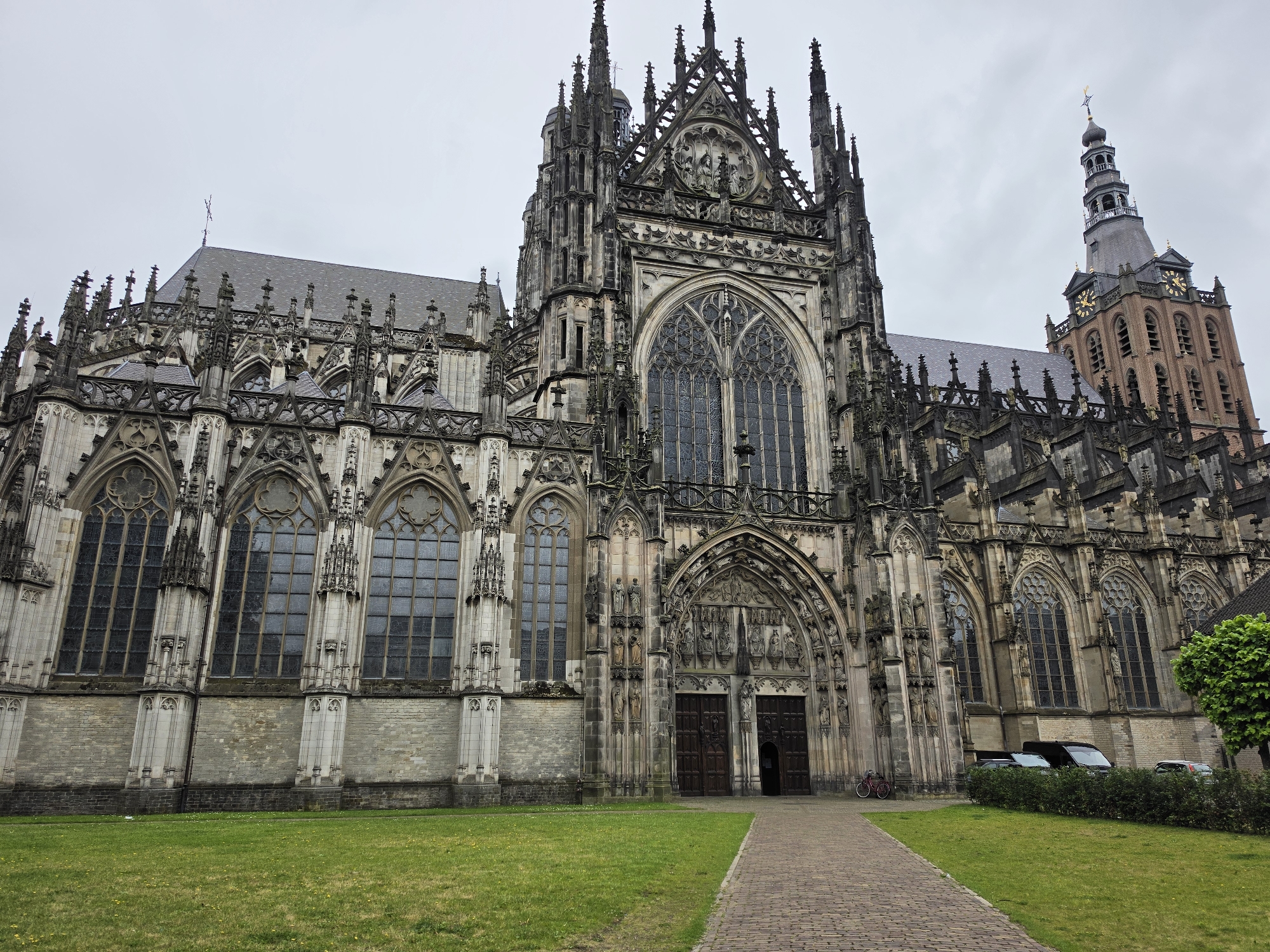 Visitor documents St. John's Cathedral in 's-Hertogenbosch