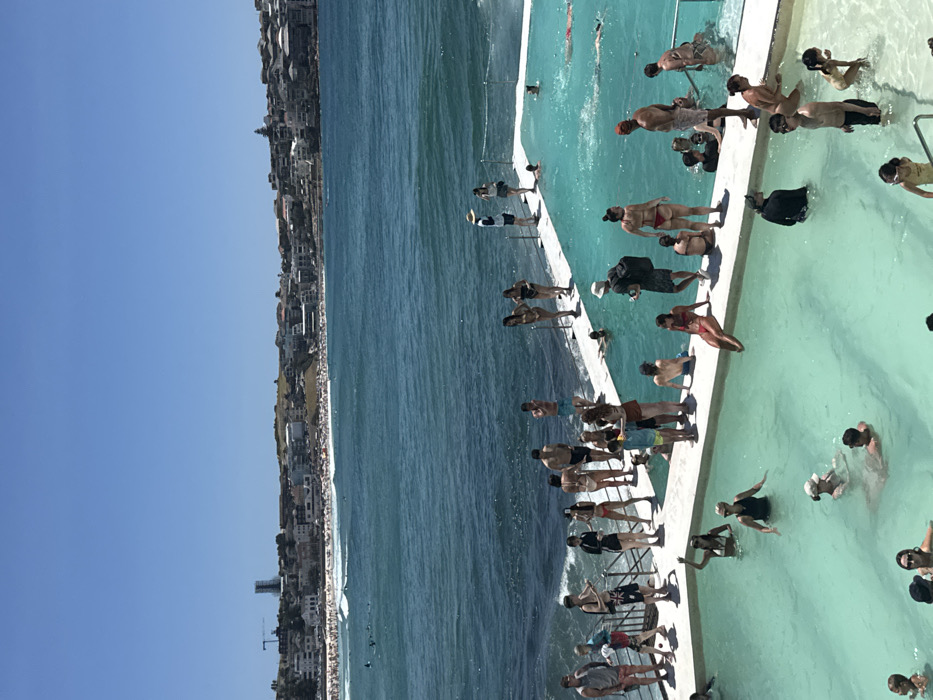 Busy summer day draws crowds to Bondi Beach pools