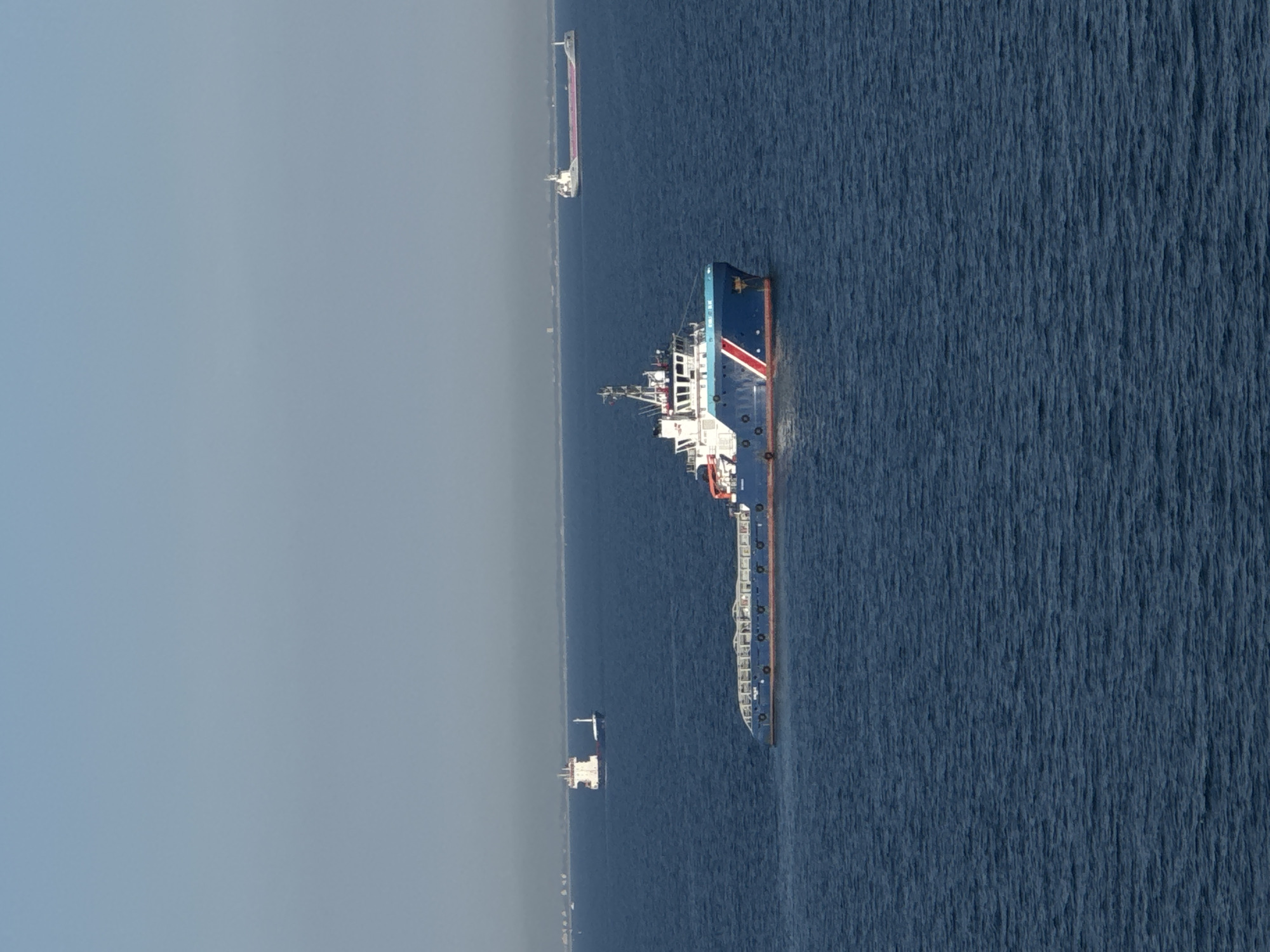Vessel and offshore platform spotted in the Adriatic Sea