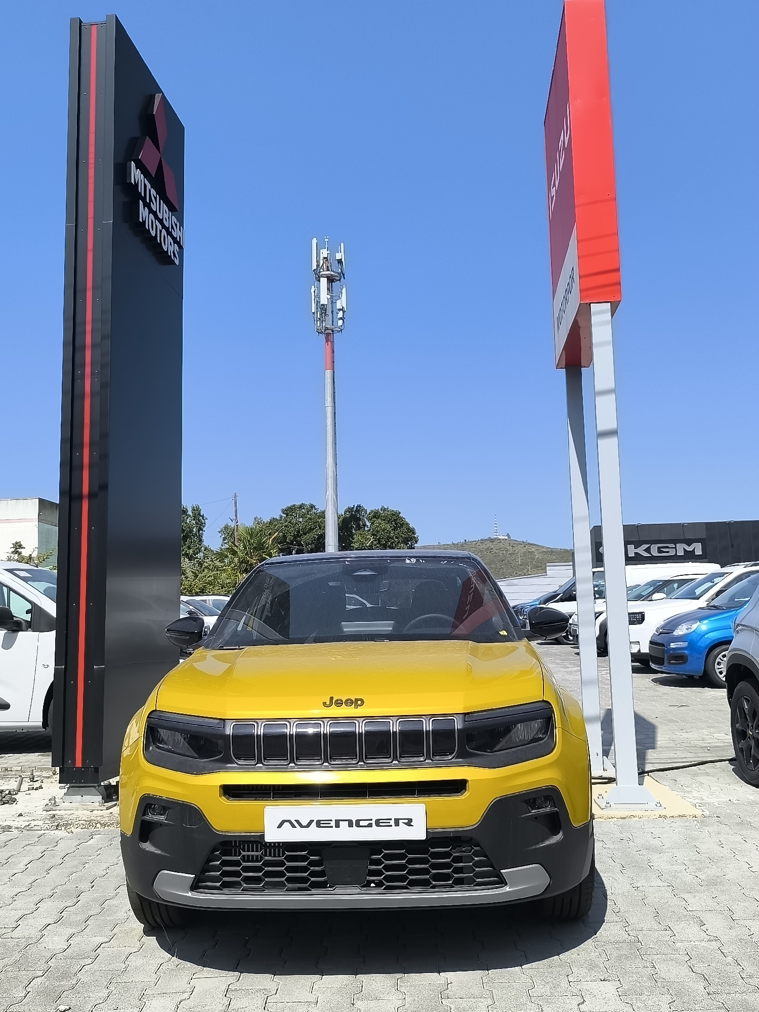 Yellow Jeep Avenger on display at a Palmela dealership