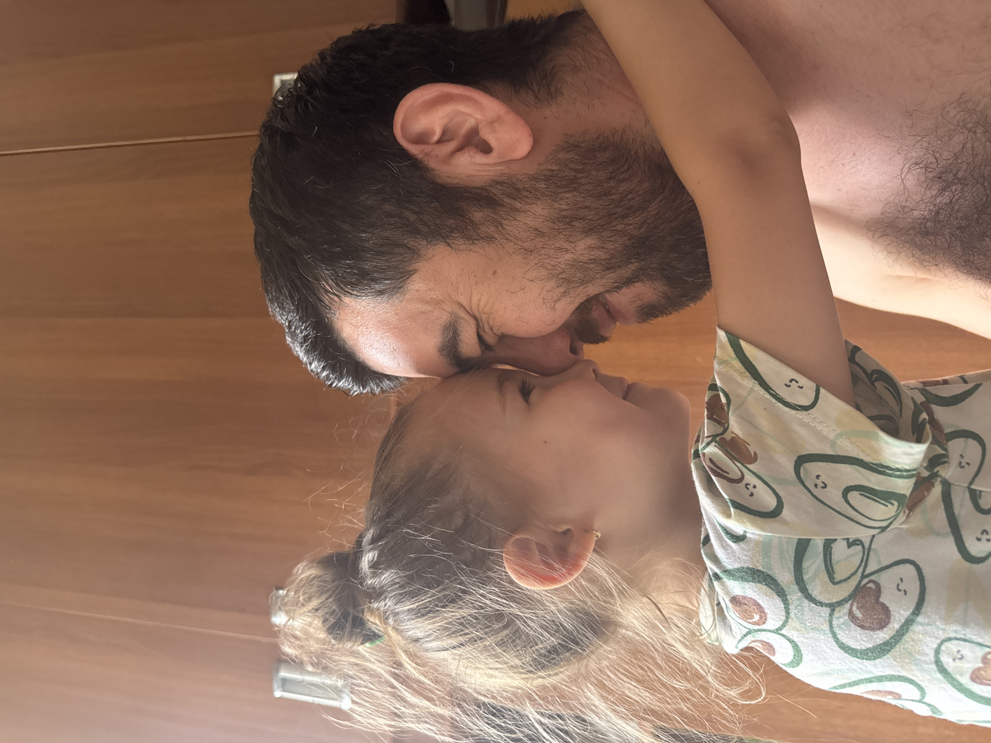 Father and daughter share tender moment in Tashkent home