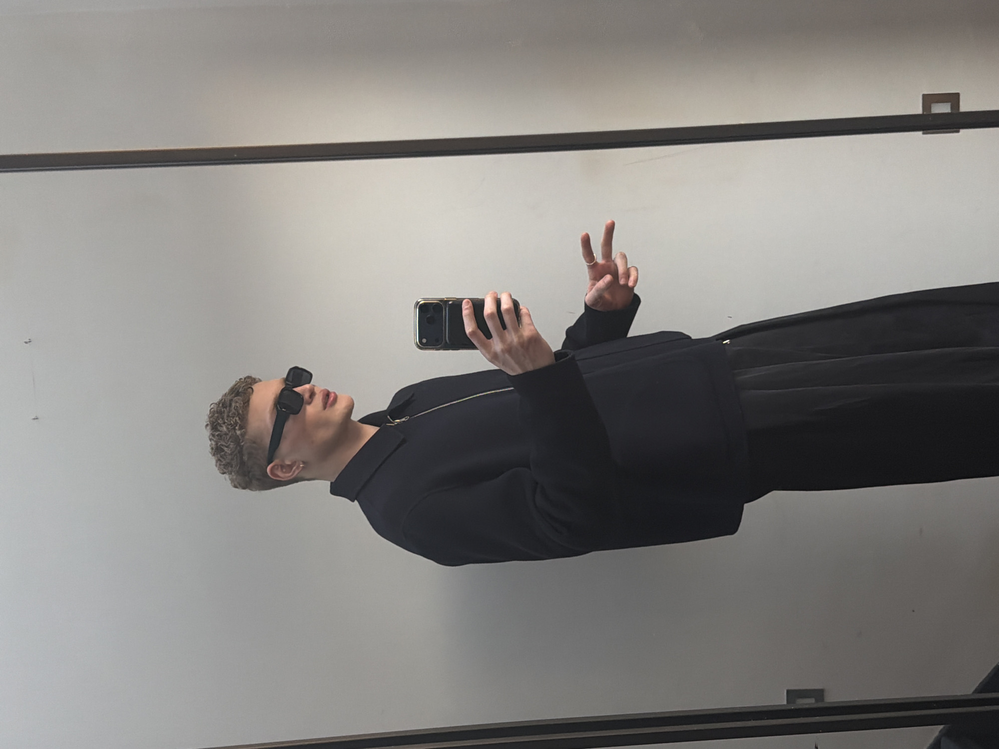 Man takes mirror selfie in London