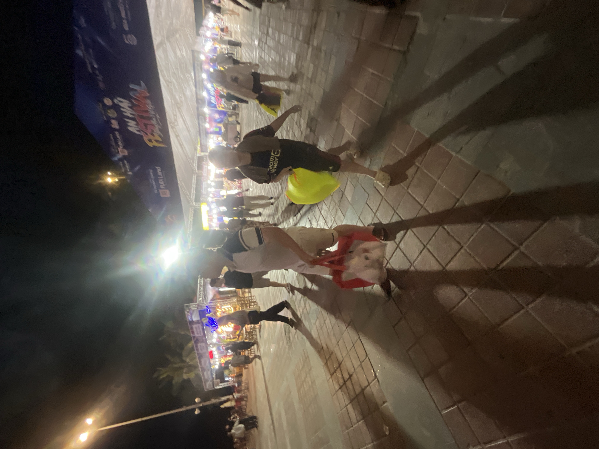 Evening festival draws crowds to Đà Nẵng waterfront for music, food