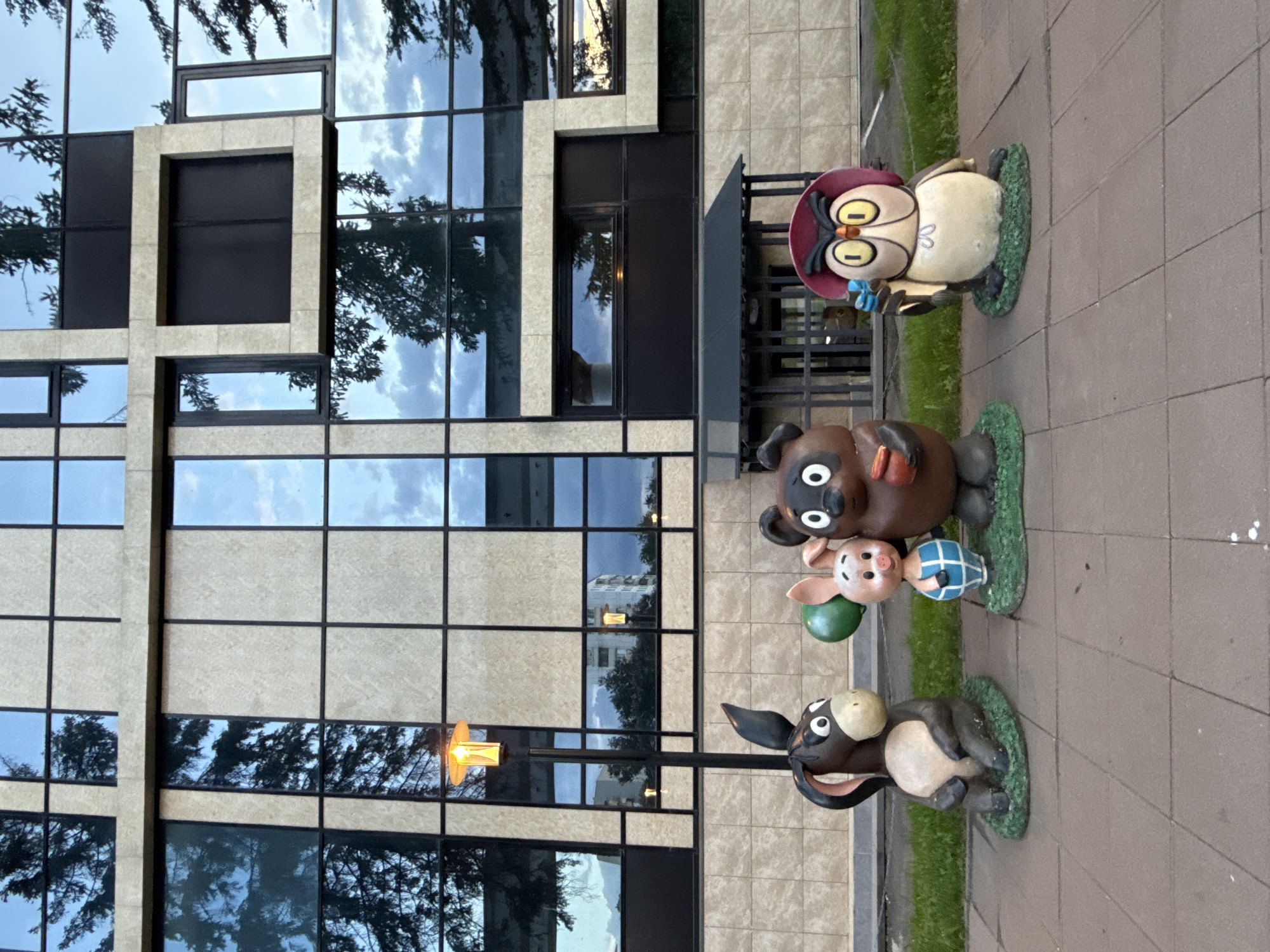 Urban pet encounters and statue spotting during evening stroll
