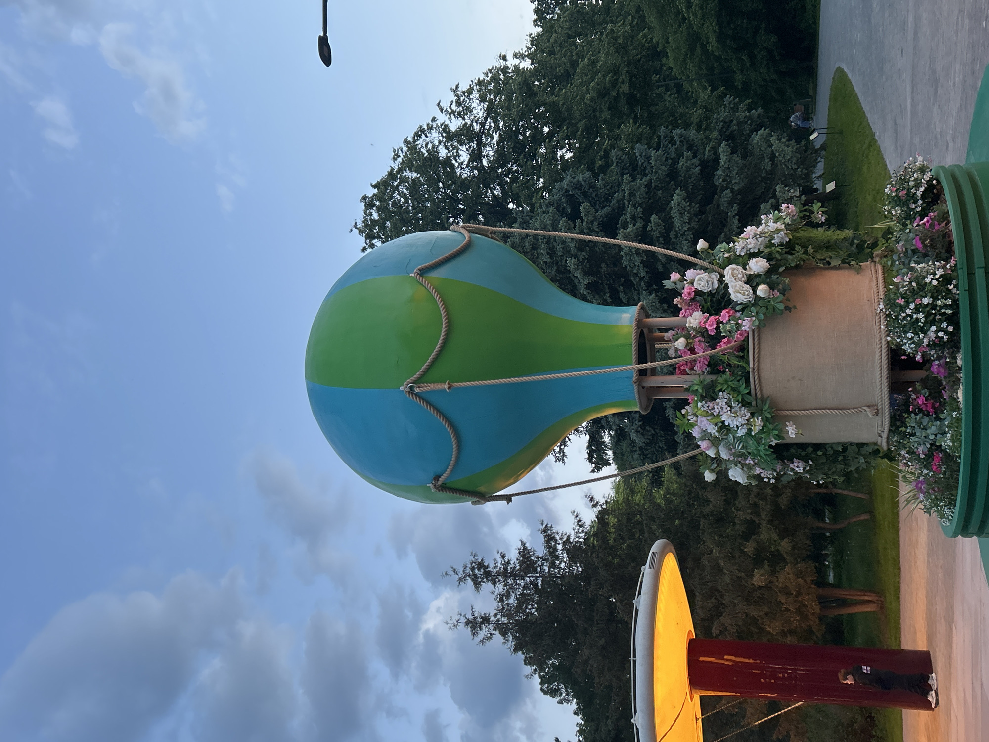 Evening park visit captured fountains, balloon displays, dessert