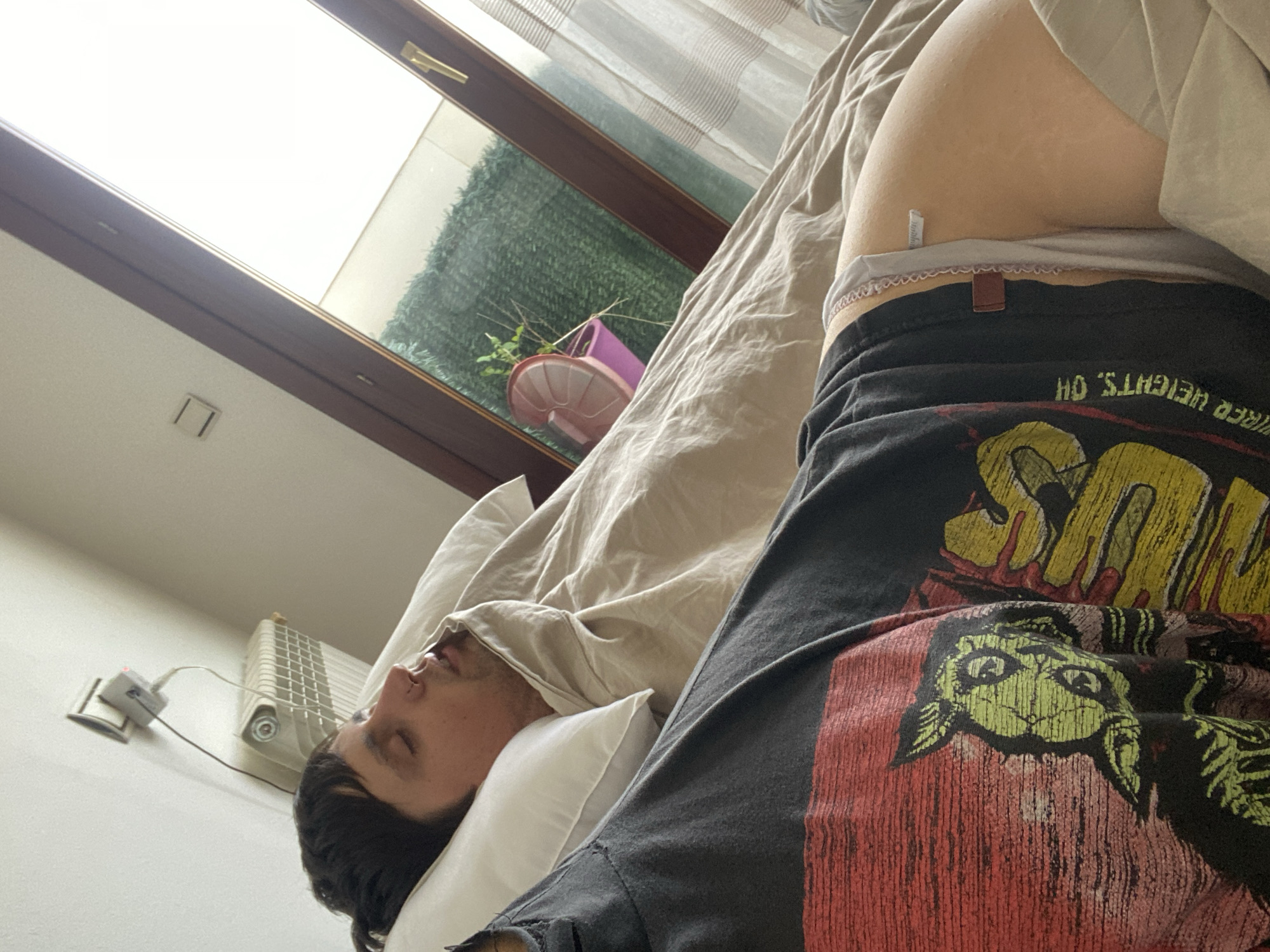 Morning routine captured in Gijón: sleep to breakfast preparation