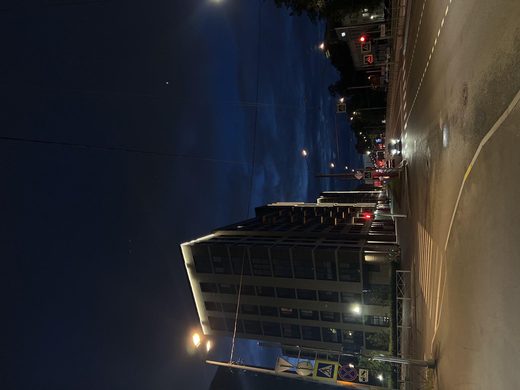 Nighttime street scene captured in Sinyavino, Russia