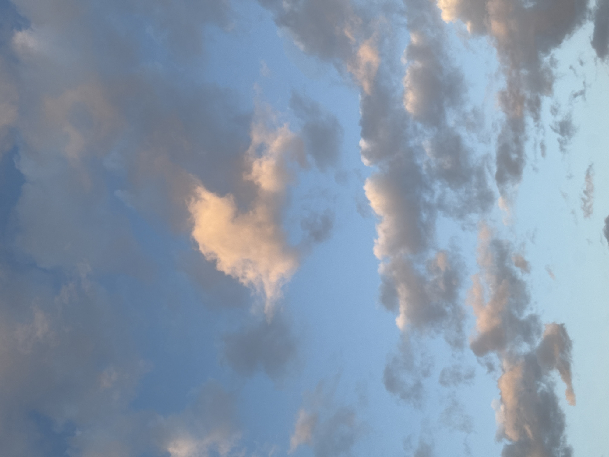 Clouds observed over Łódź, Poland on April afternoon