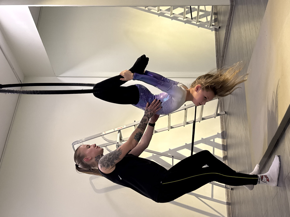 Woman documents pole fitness session through studio selfies