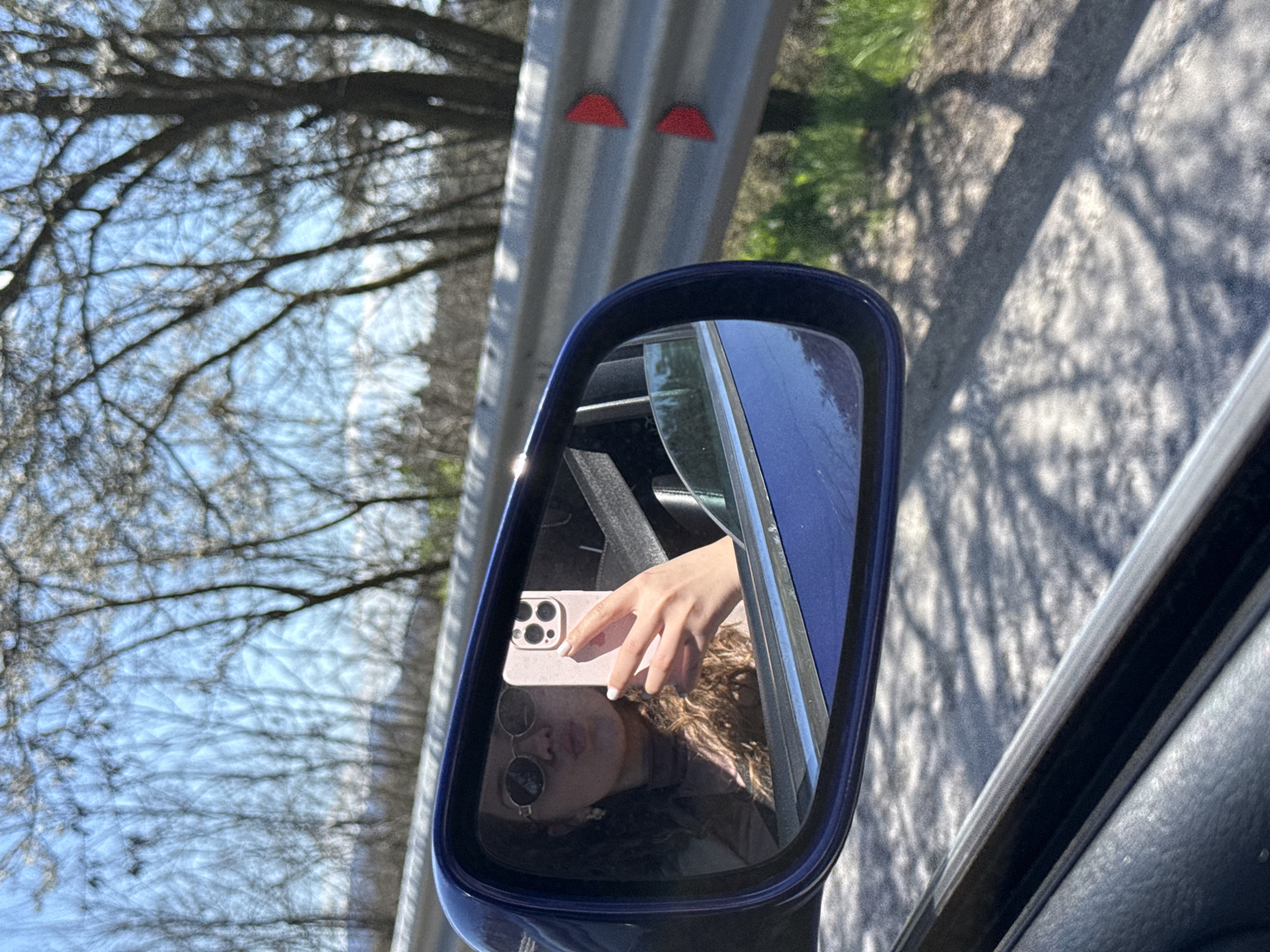 Driver takes mirror selfie with pink phone in Sevlievo
