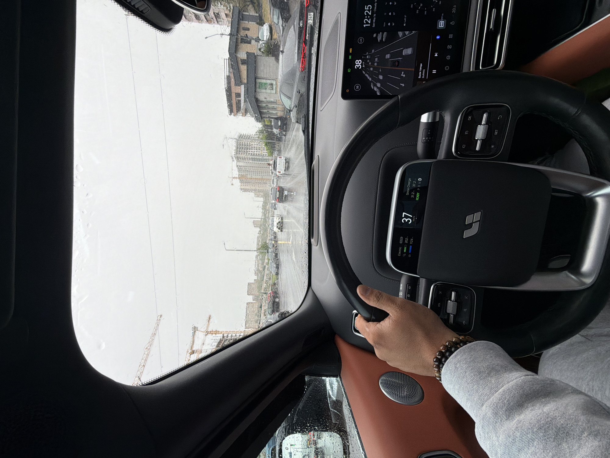 Driver navigates rainy Yerevan streets at 37 km/h