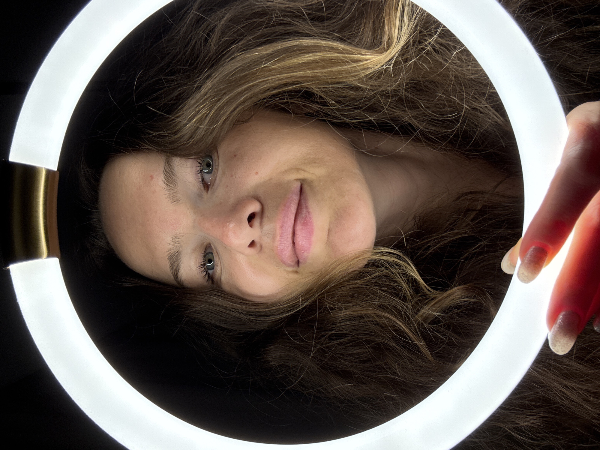 Ring light portrait session wraps with a simple text slide
