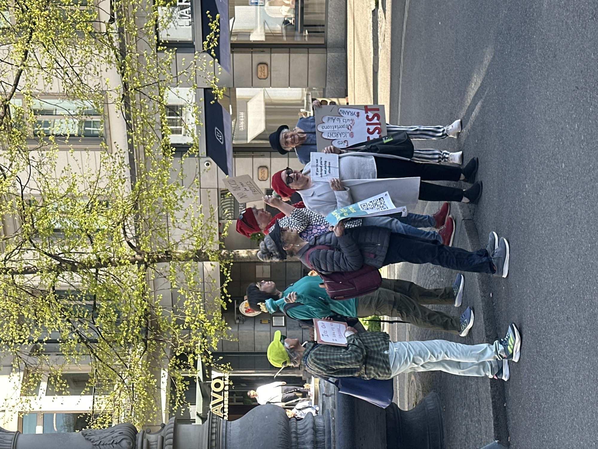 Spring afternoon gathering at Lake Zurich waterfront draws visitors