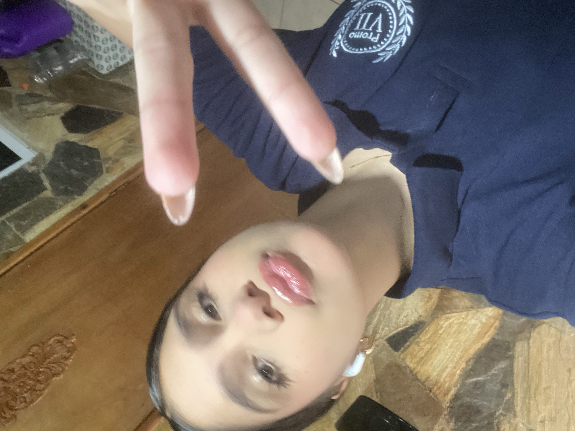 Woman takes playful selfies indoors in Cotoperíz, Venezuela