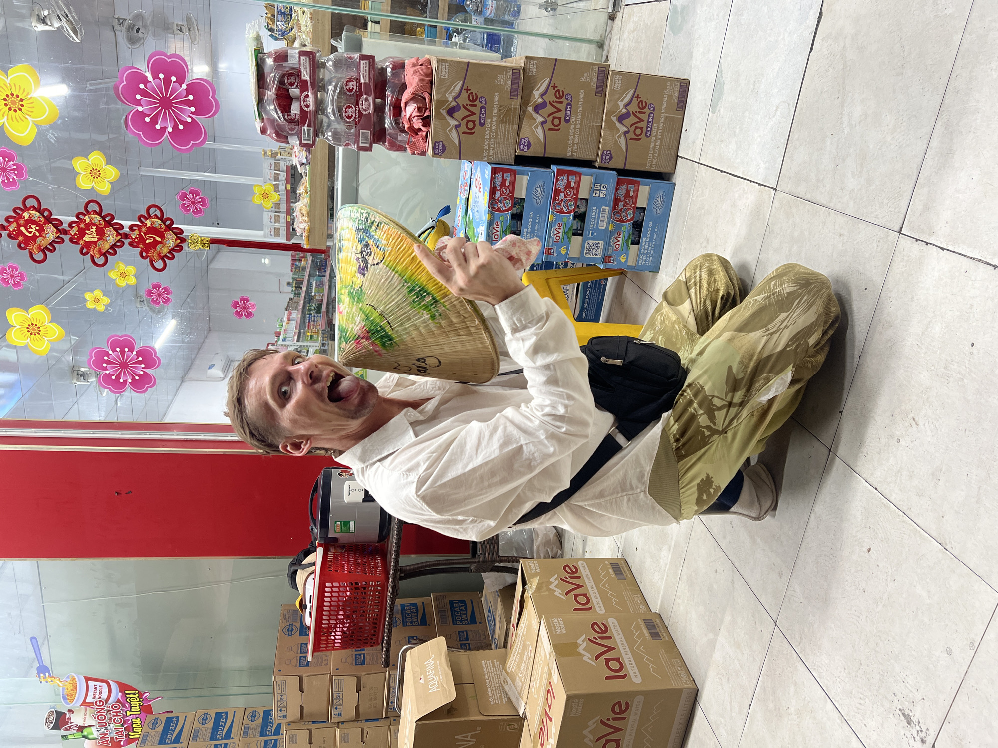 Tourist in conical hat spotted around Da Nang convenience stores