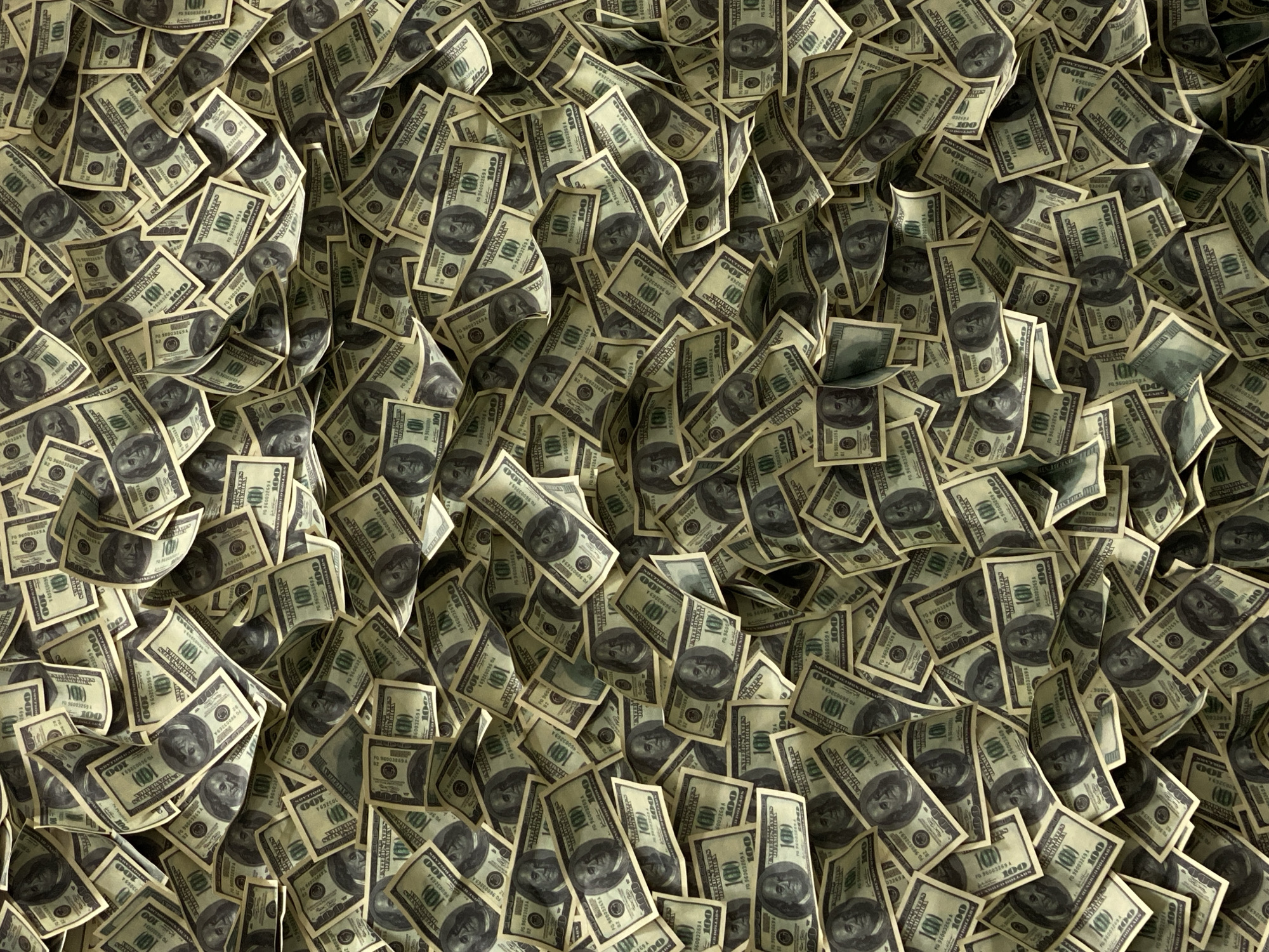 Witness documents luxury hotel scenes with cash displays in Sochi
