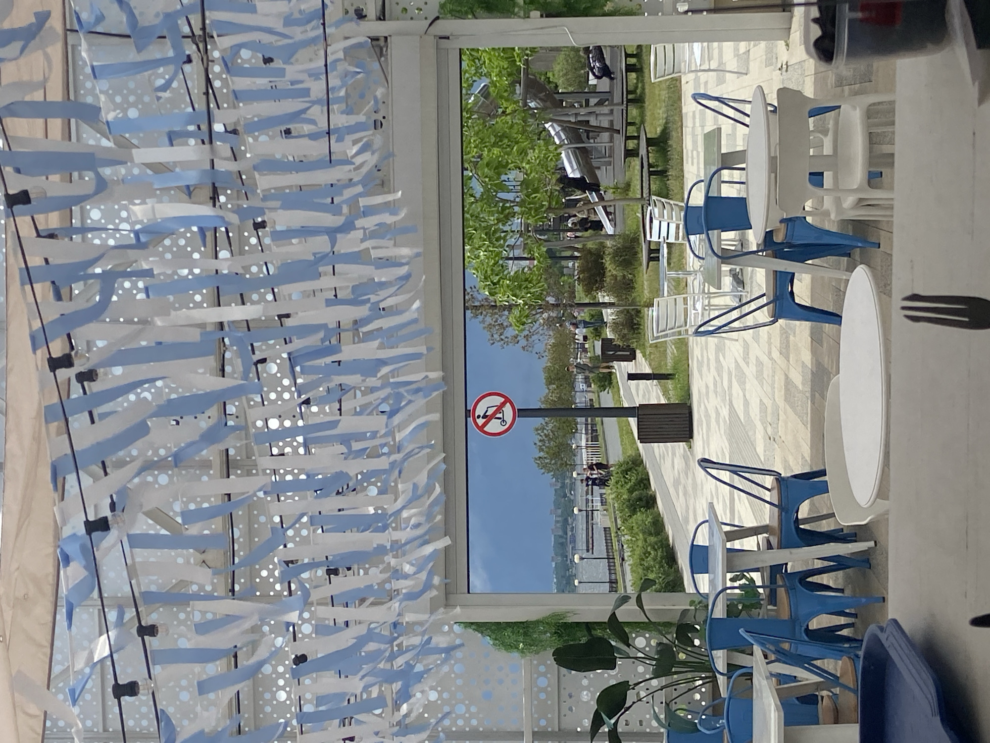 Outdoor café operates normally in Saratov park area