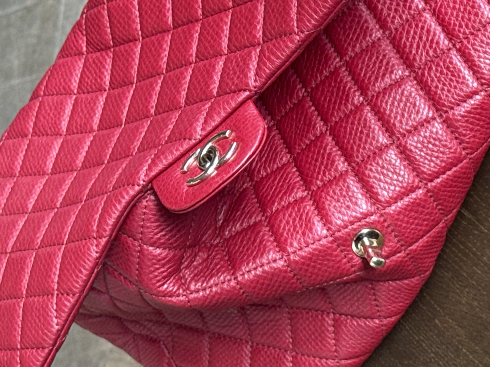 Personal luxury items and books documented in Gardermoen