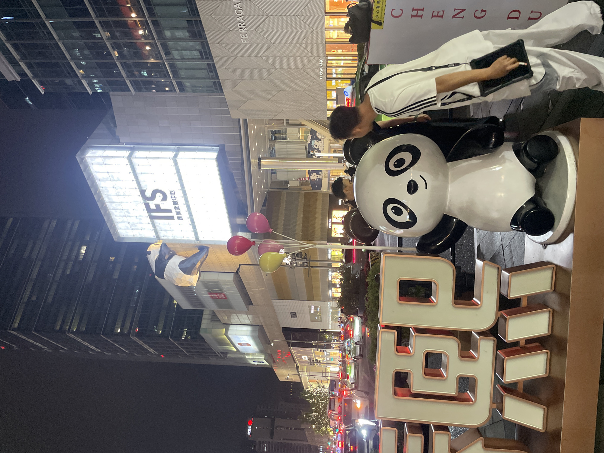 Evening retail maintenance and tourism activity in Chengdu's Jinjiang District