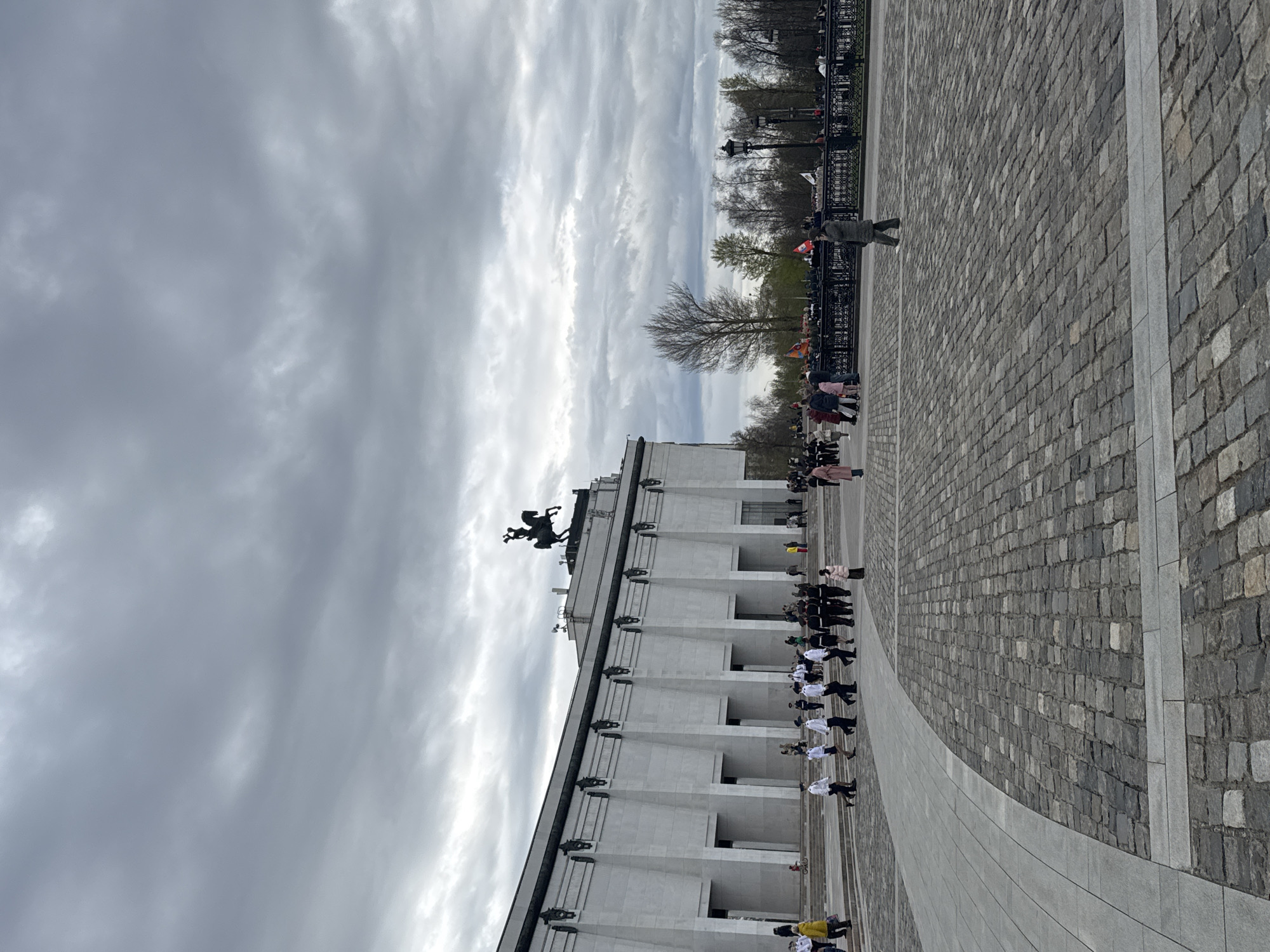 Tourist documents hour-long Moscow monument tour including Victory Monument