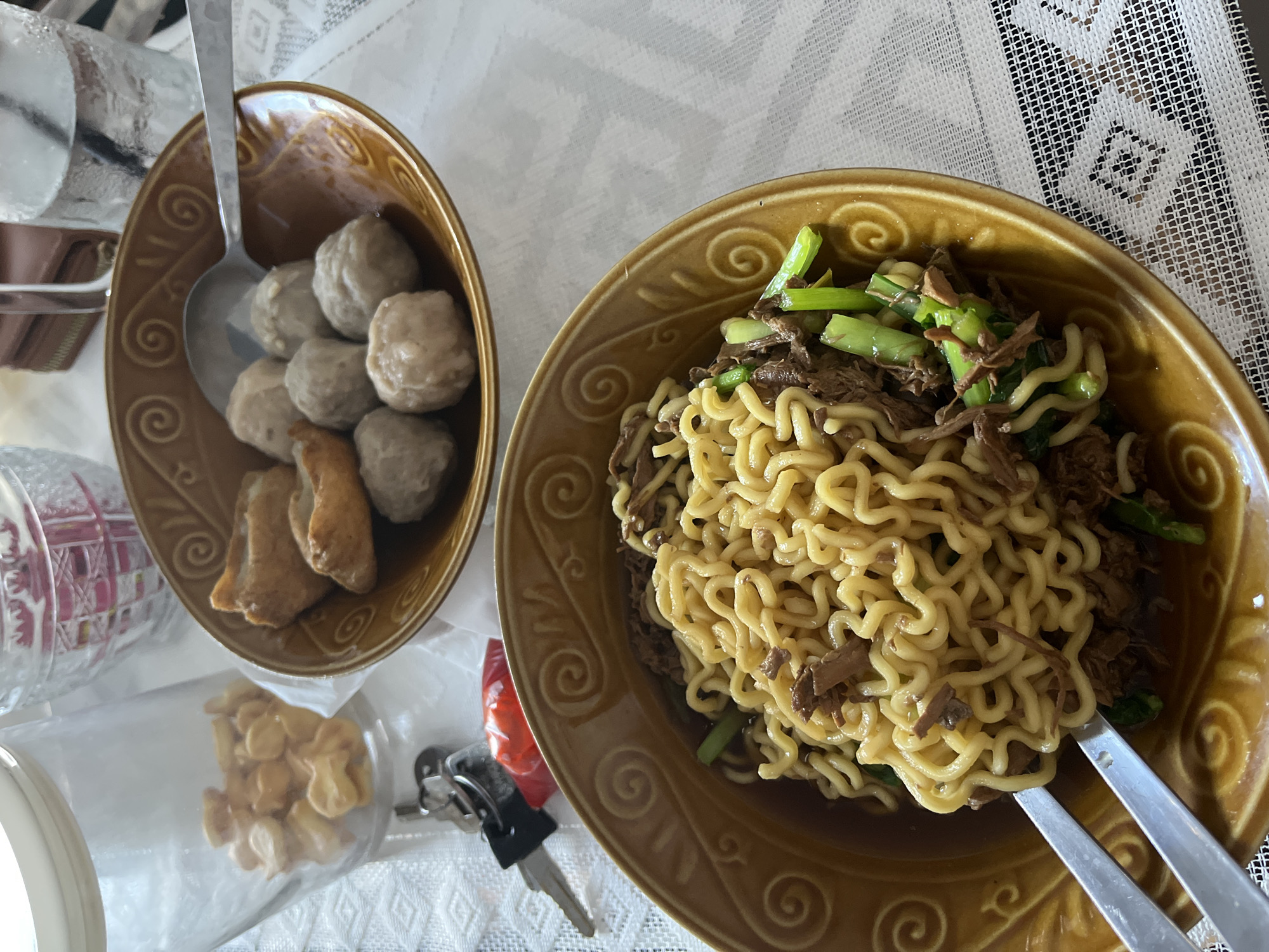 Morning breakfast documentation in Jambearum, Indonesia captures noodles and neighborhood