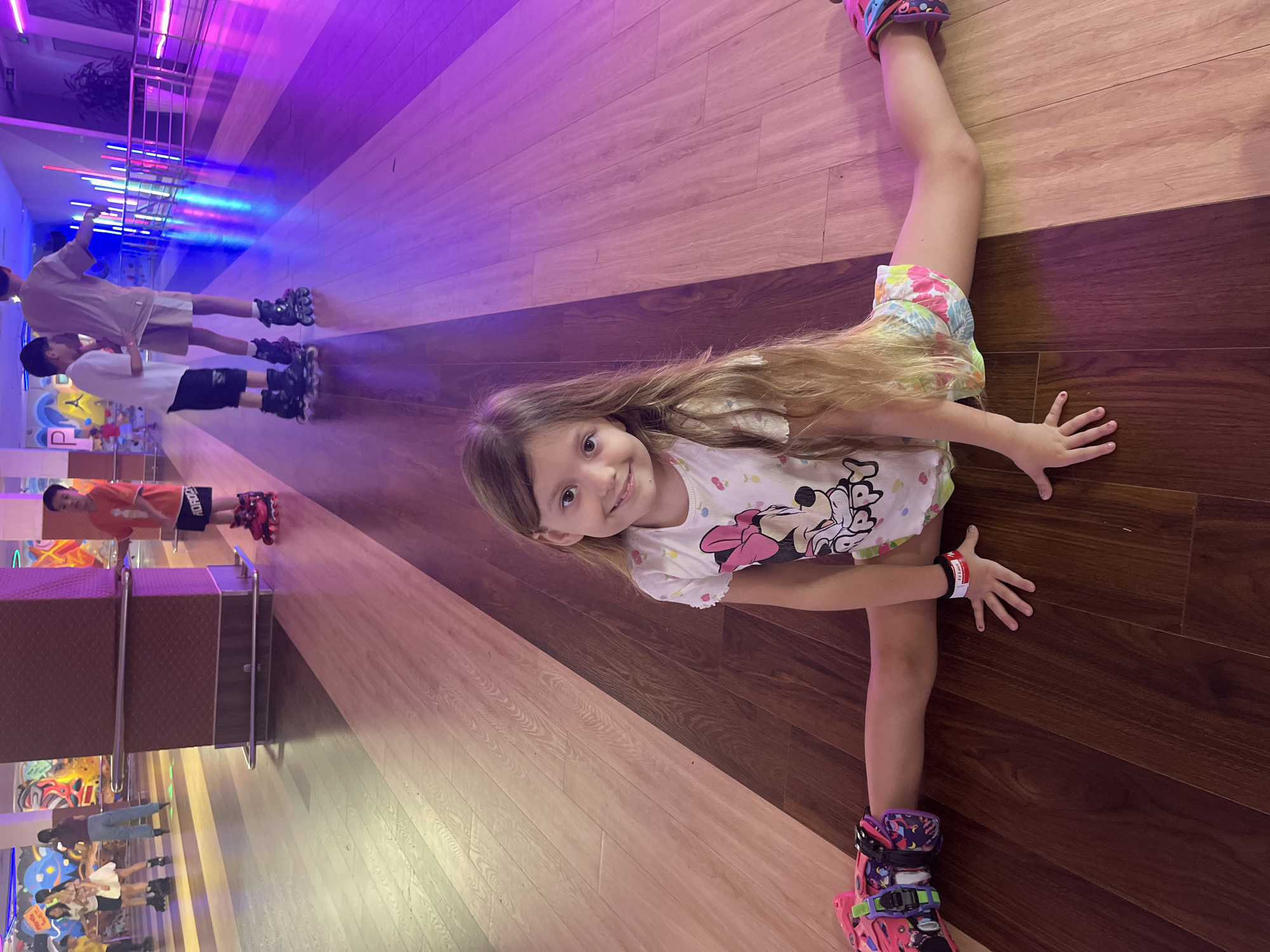 Morning roller skating and shopping mall displays captured by witnesses