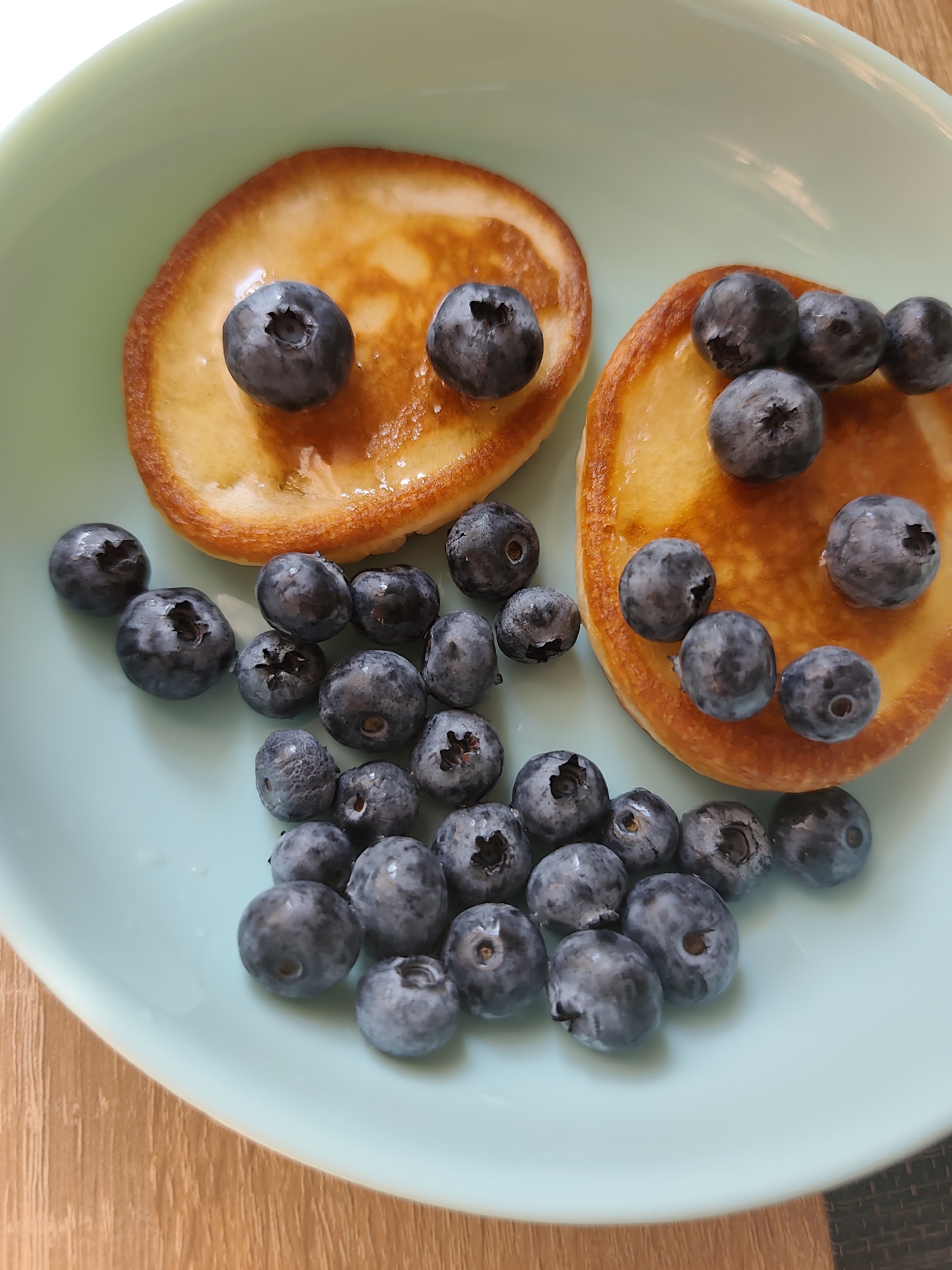 Blueberry pancakes, start to finish, in a Moldovan kitchen