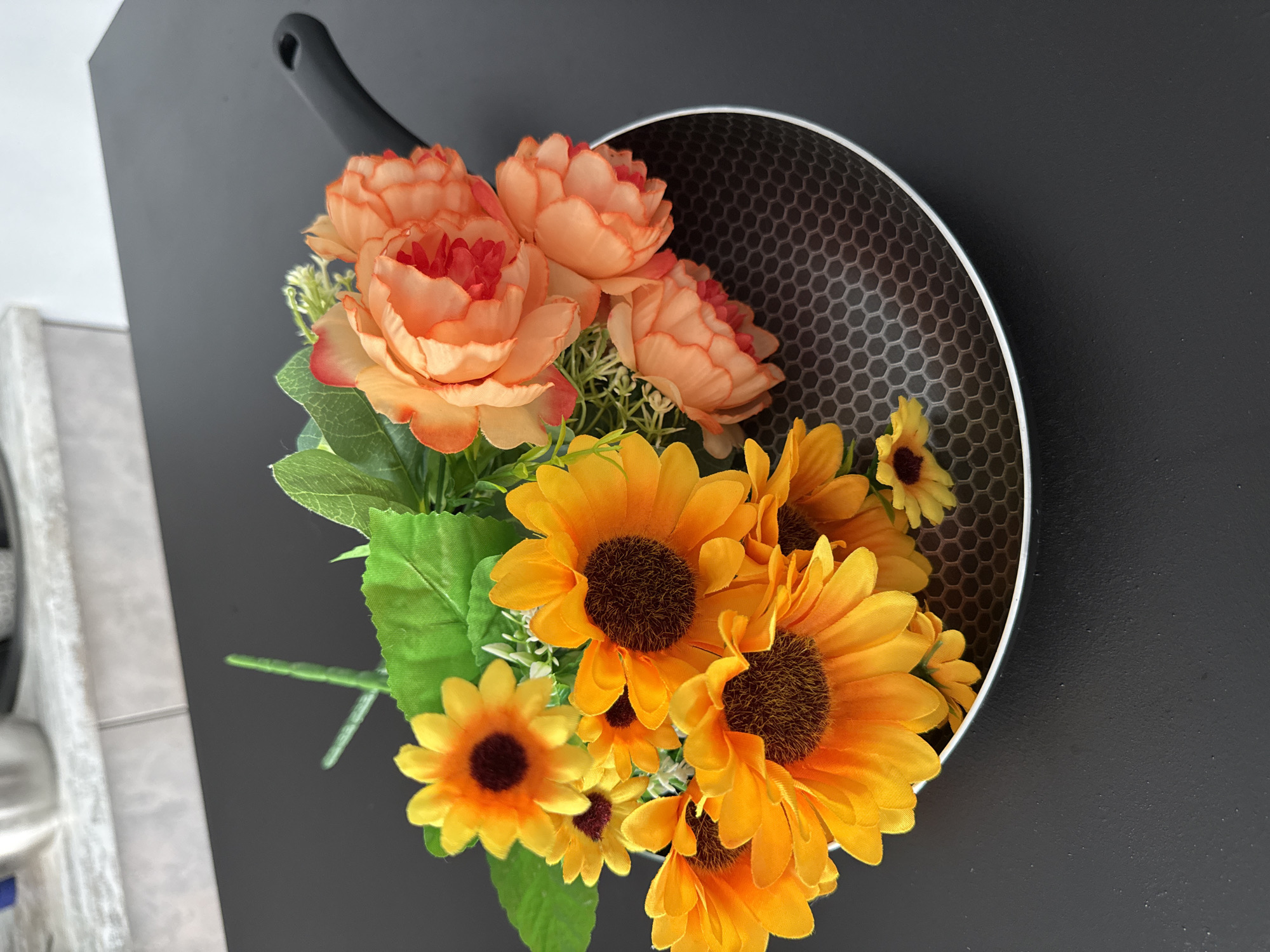 Morning scenes documented in Rostov-on-Don: flowers, food, rain