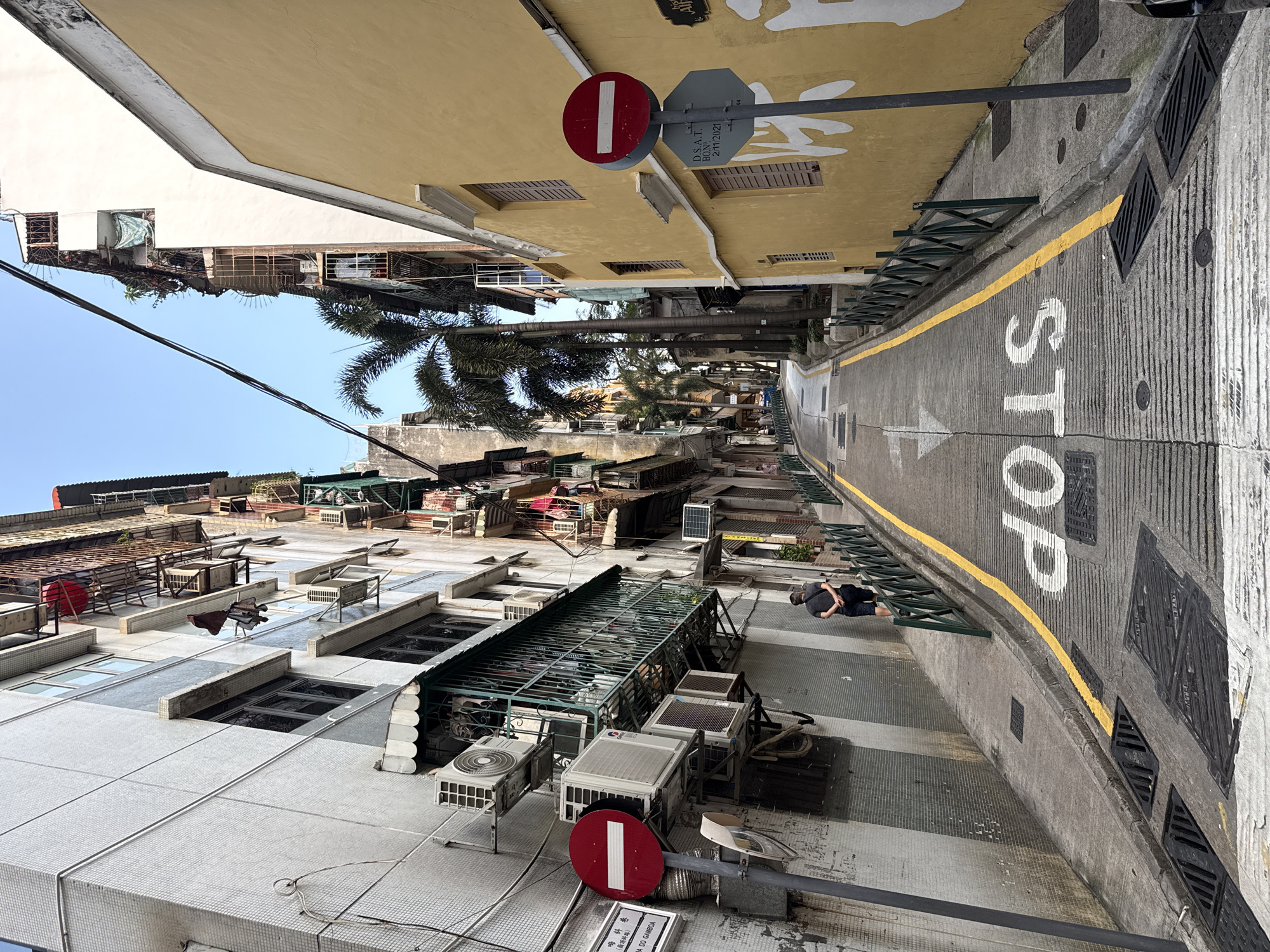 Tourist documents 40-minute walk through historic Macau landmarks