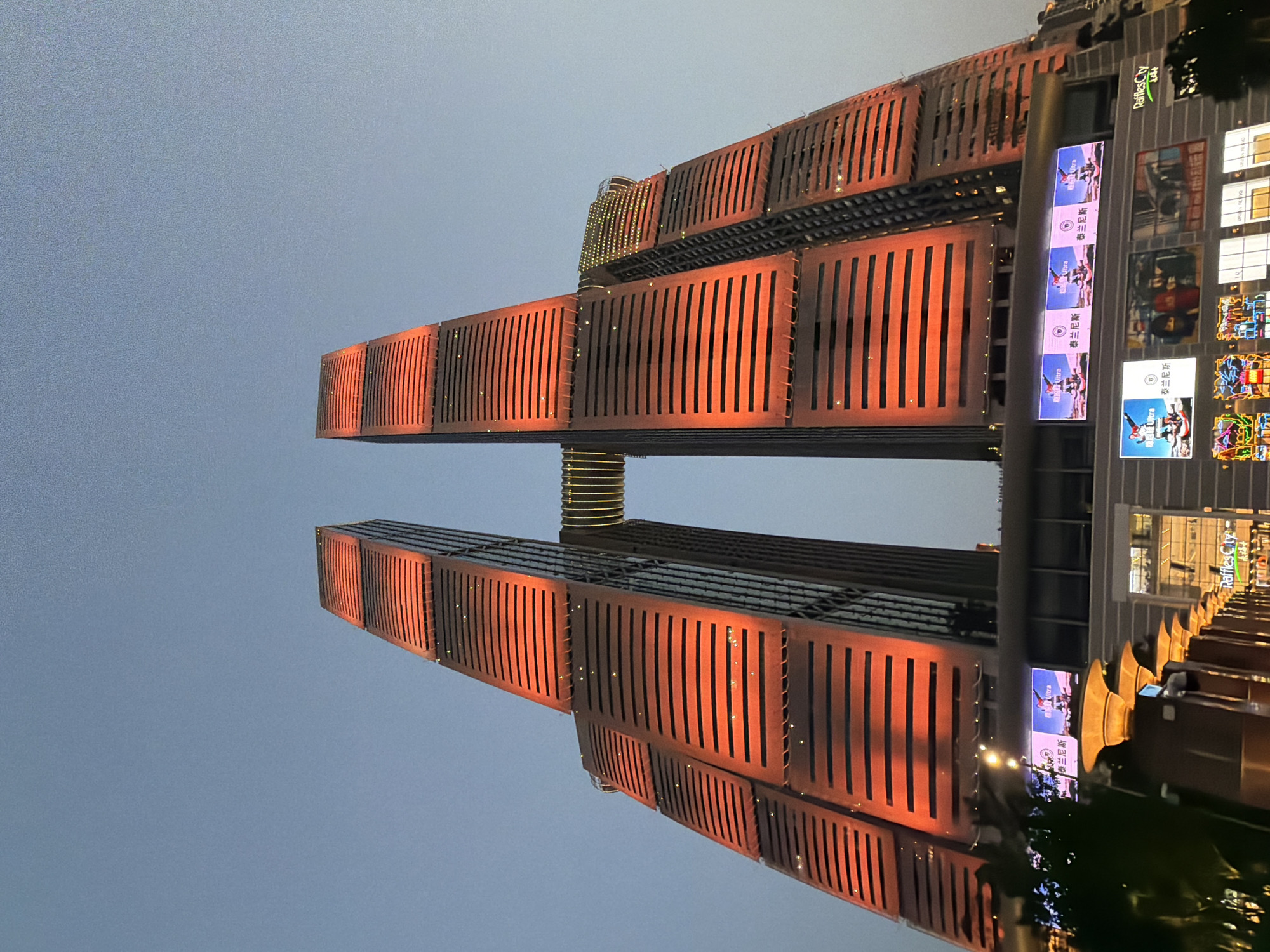 Witness documents modern Chongqing district scenes over 15 minutes