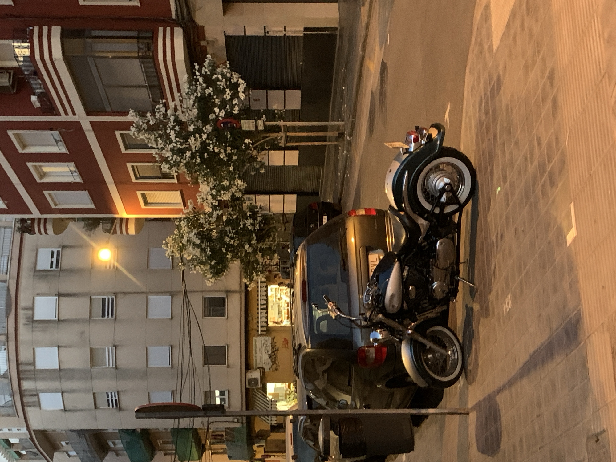 An evening moving through Valencia's everyday streets and shops