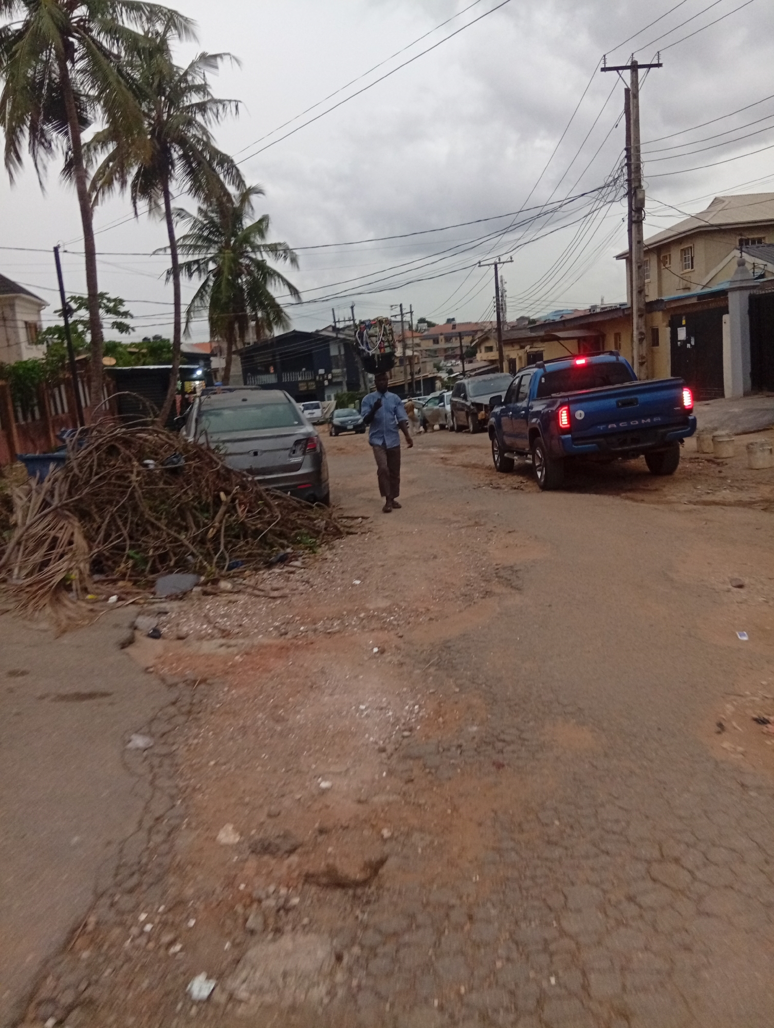 Daily life documented in Shangisha neighborhood streets