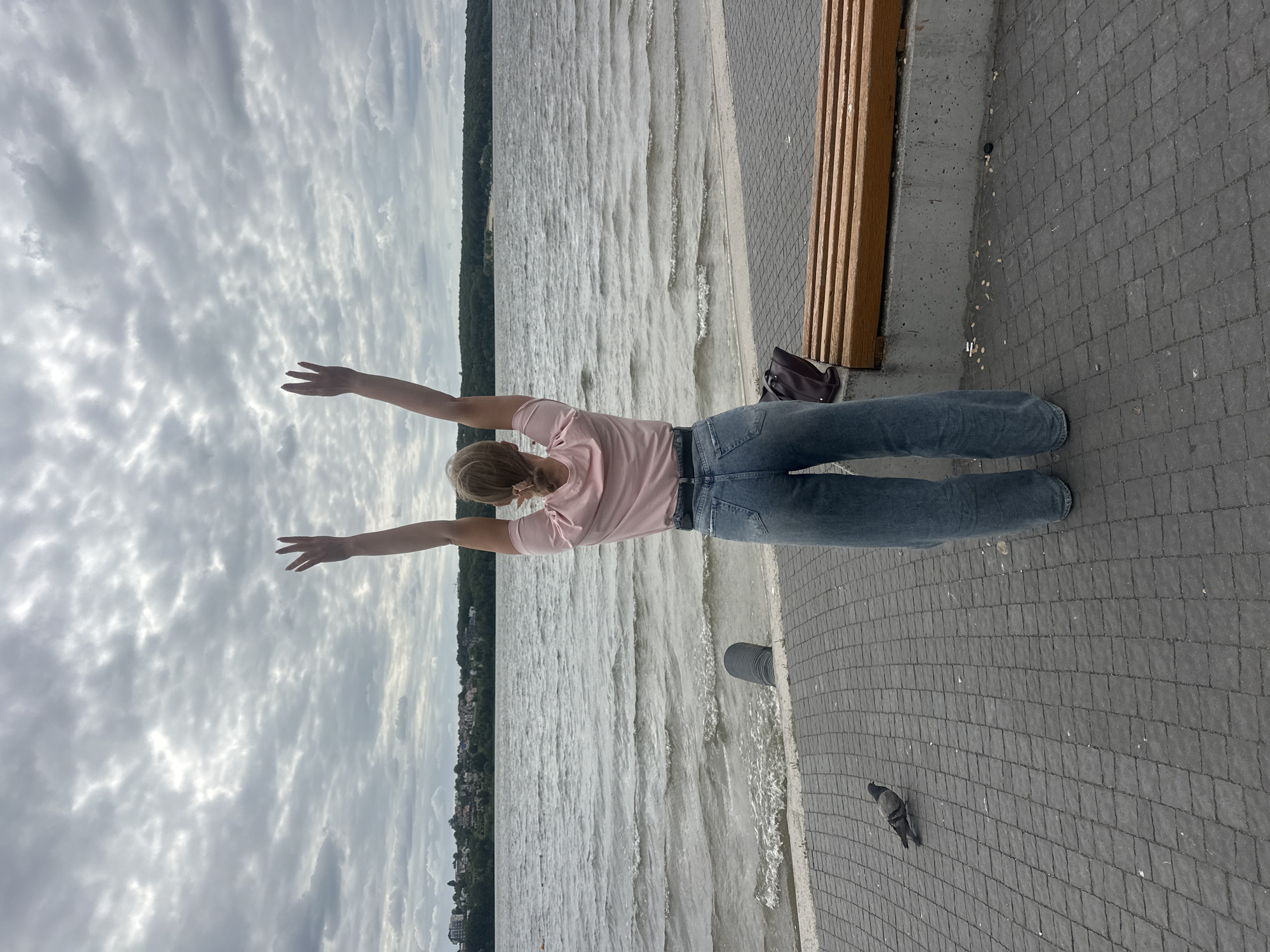 Afternoon at the Ternopil waterfront embankment
